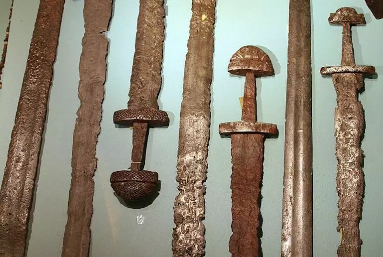 Espadas vikingas descubiertas en Noruega: cuatro hallazgos que revelan el legado guerrero del norte