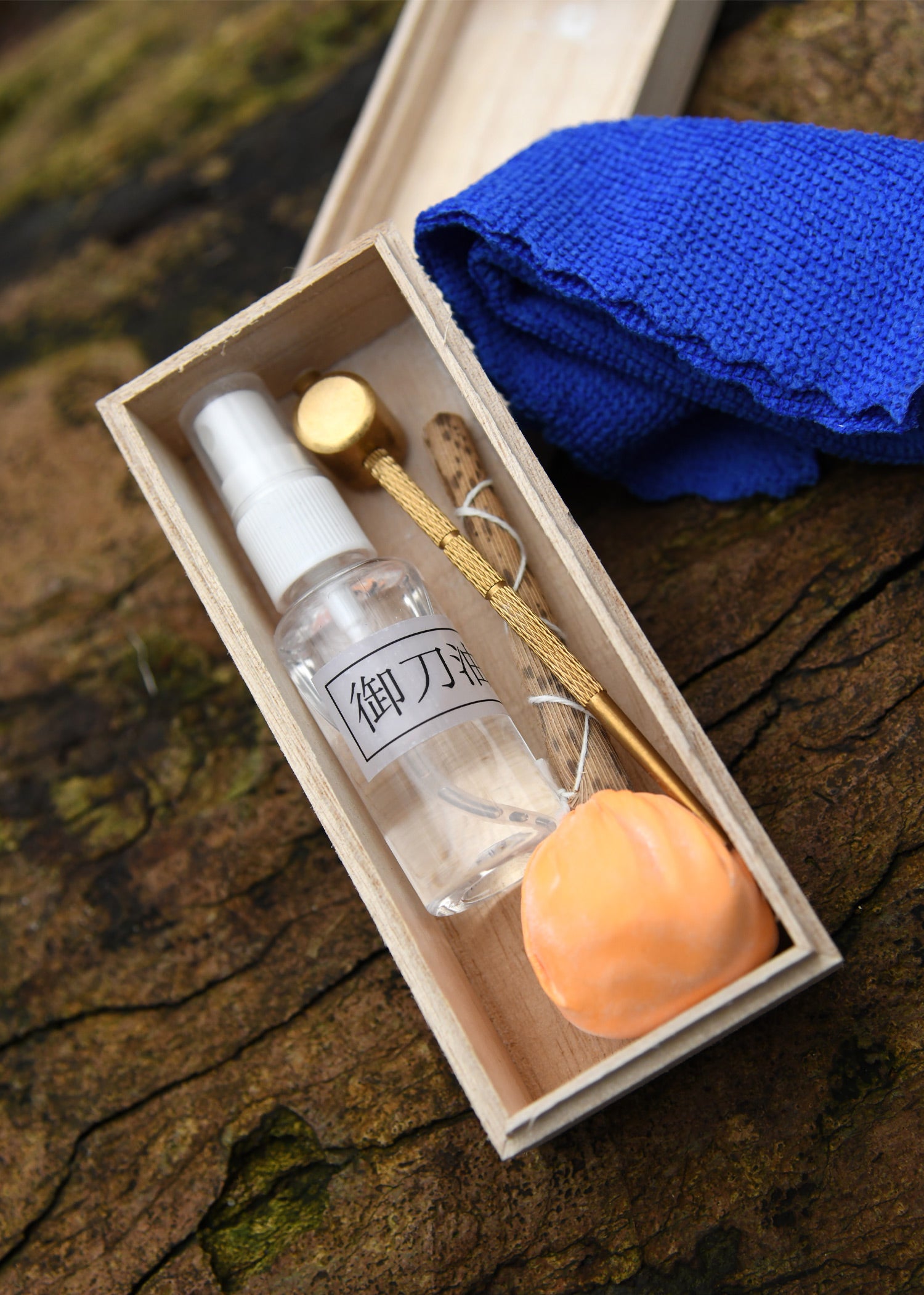 Imagen única de: Set De Cuidado Para Hojas Japonesas En Caja De Madera.