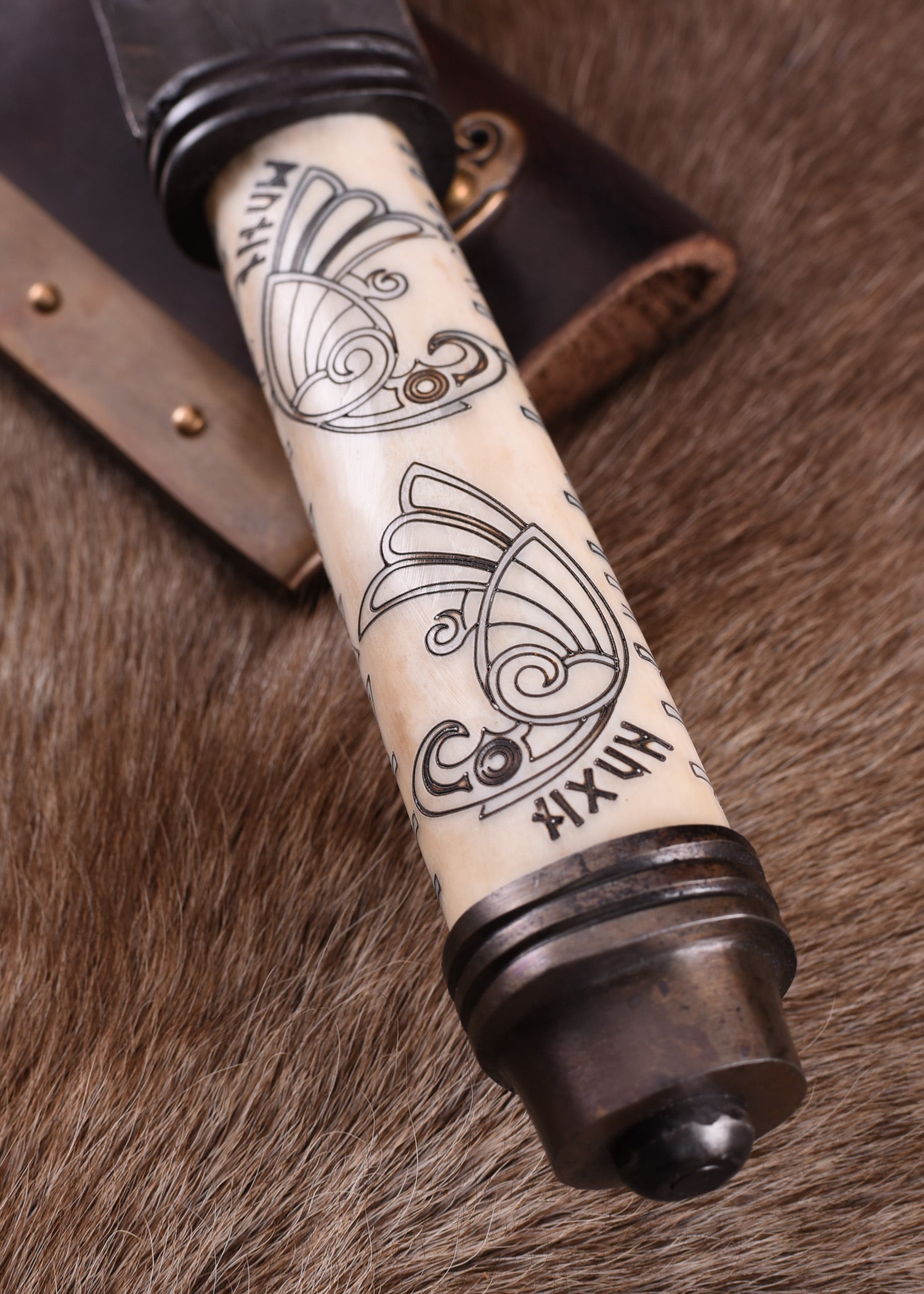 Imagen única de: Sax (Seax) Largo Vikingo, Mango De Hueso Con Cuervos Nórdicos Hugin Y Munin
