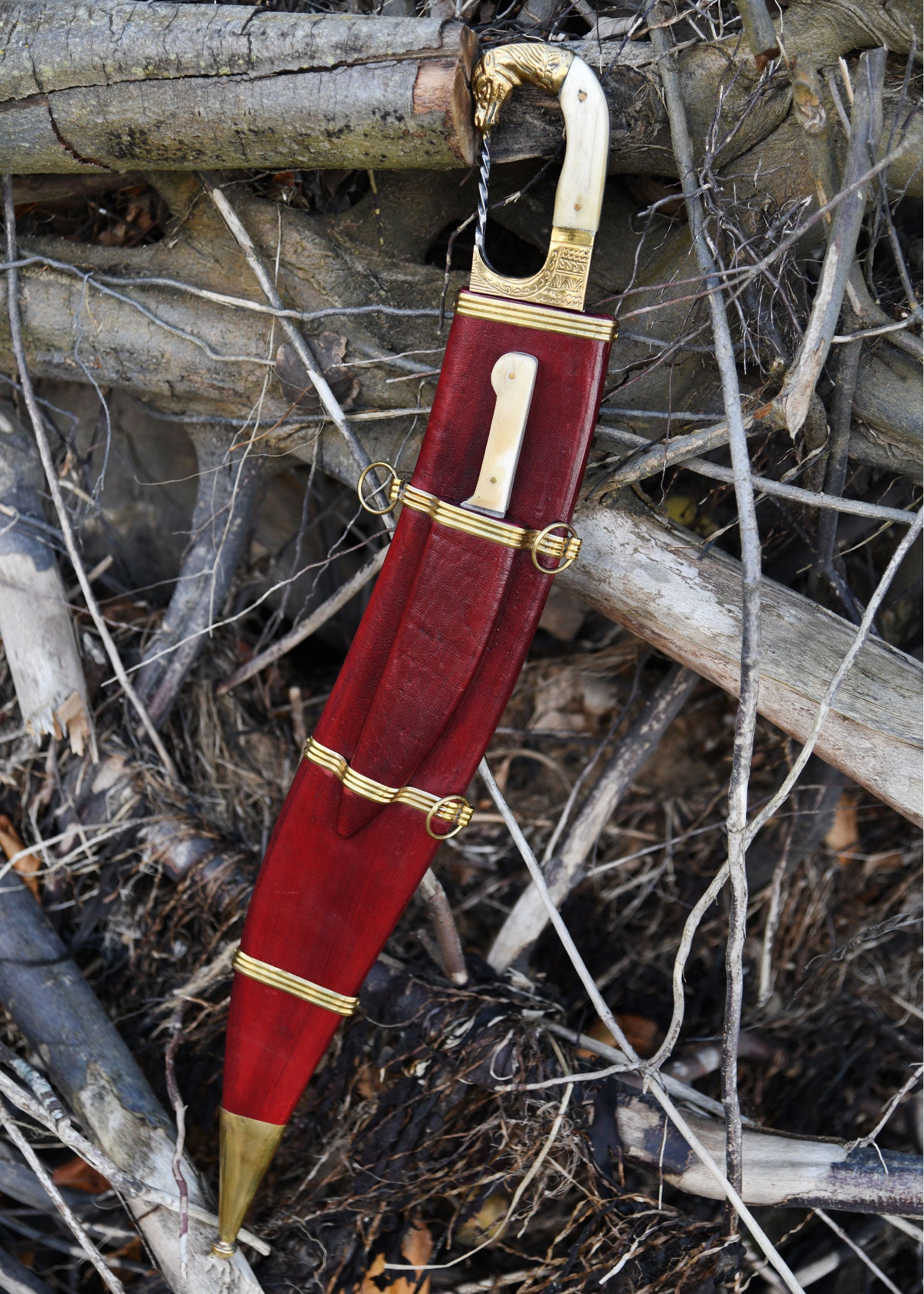 Imagen única de: Falcata Con Mango De Cabeza De Caballo, Incluida Vaina Y Cuchillo Lateral, Siglos Iv-iii Siglo A.c. Antes De Cristo , Categoría-C