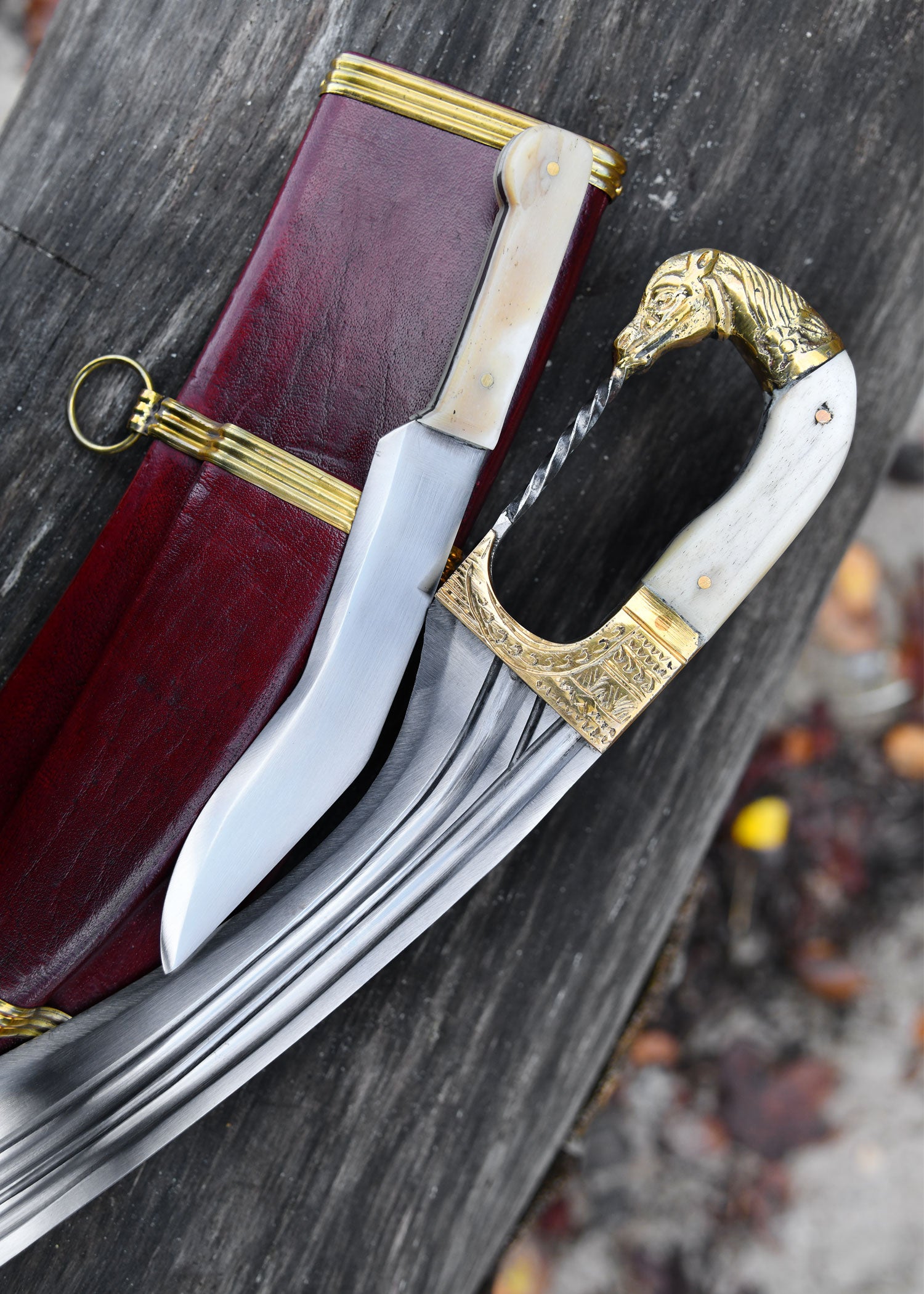 Imagen única de: Falcata Con Mango De Cabeza De Caballo, Incluida Vaina Y Cuchillo Lateral, Siglos Iv-iii Siglo A.c. Antes De Cristo , Categoría-C