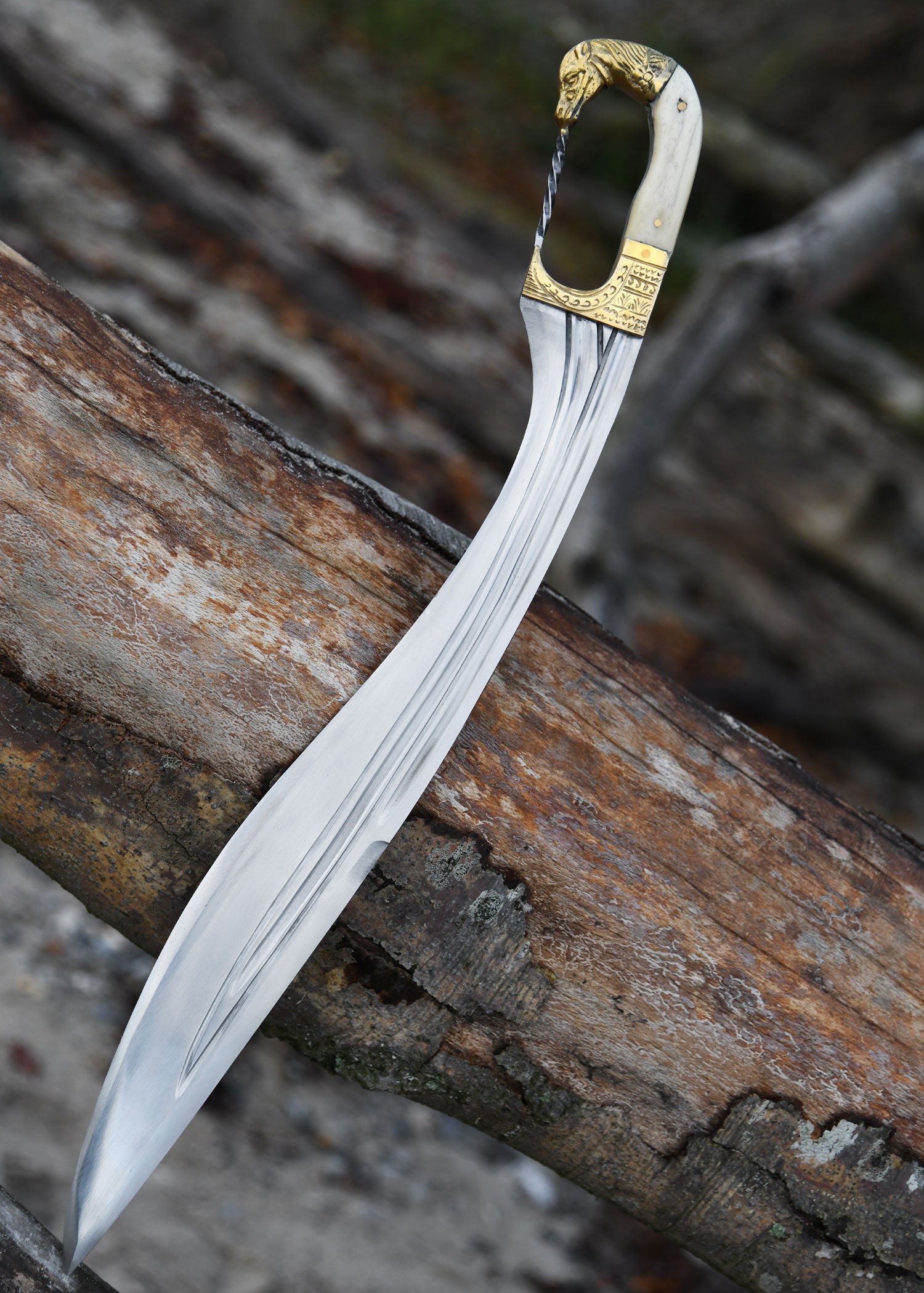 Imagen única de: Falcata Con Mango De Cabeza De Caballo, Incluida Vaina Y Cuchillo Lateral, Siglos Iv-iii Siglo A.c. Antes De Cristo , Categoría-C