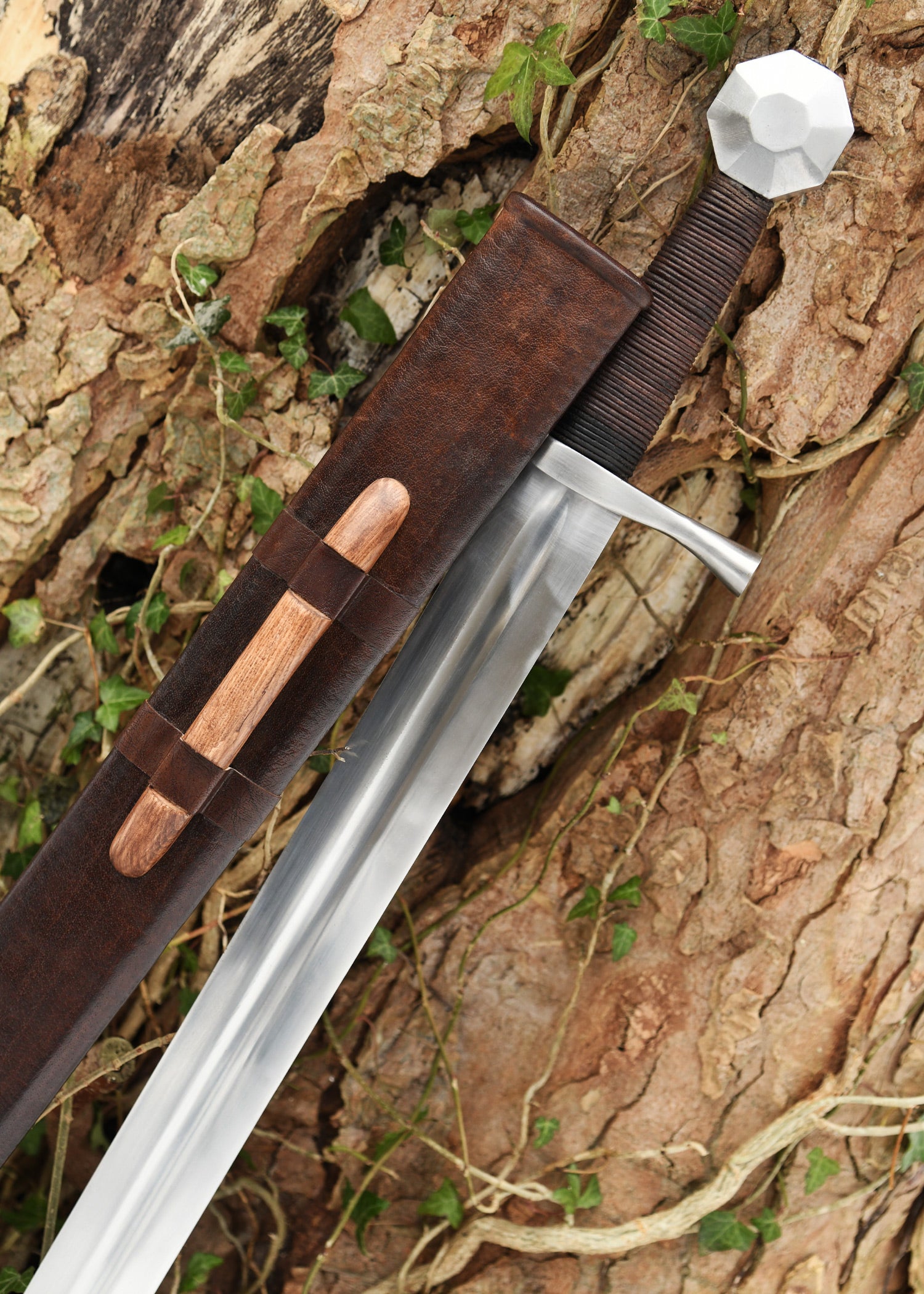 Imagen única de: Espada Cruzada Con Pomo Octogonal, Siglo XIII. Categoría-B