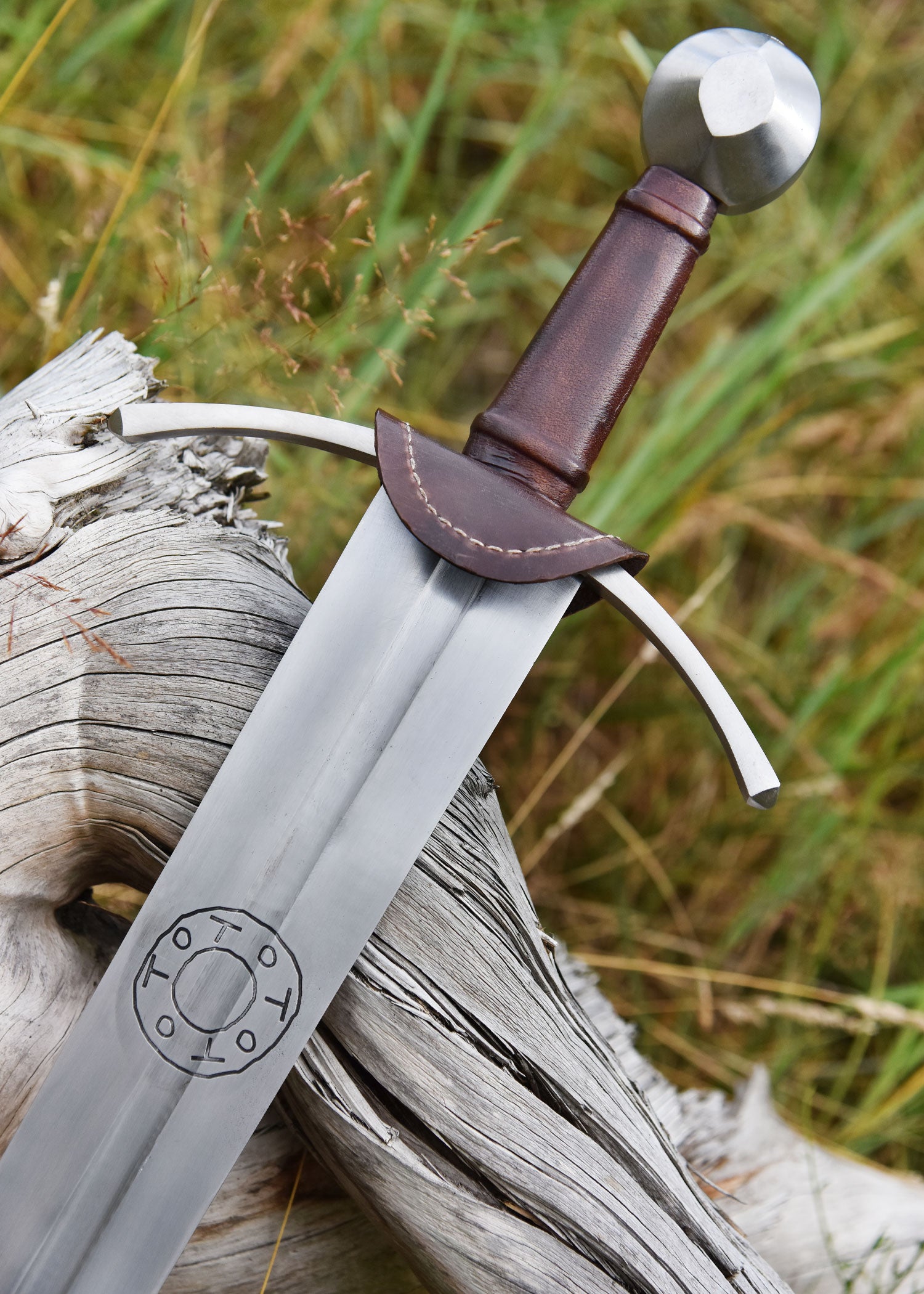 Imagen única de: Espada De Caballero Toto Con Vaina, Siglo Xiii/xiv., Afilada