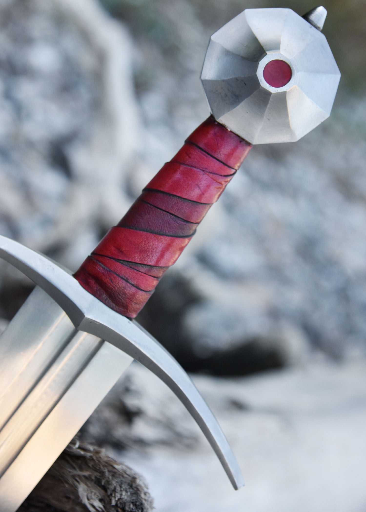 Imagen única de: Espada De Caballero Gammelt Jern Con Vaina, Siglo Xiii., Afilada