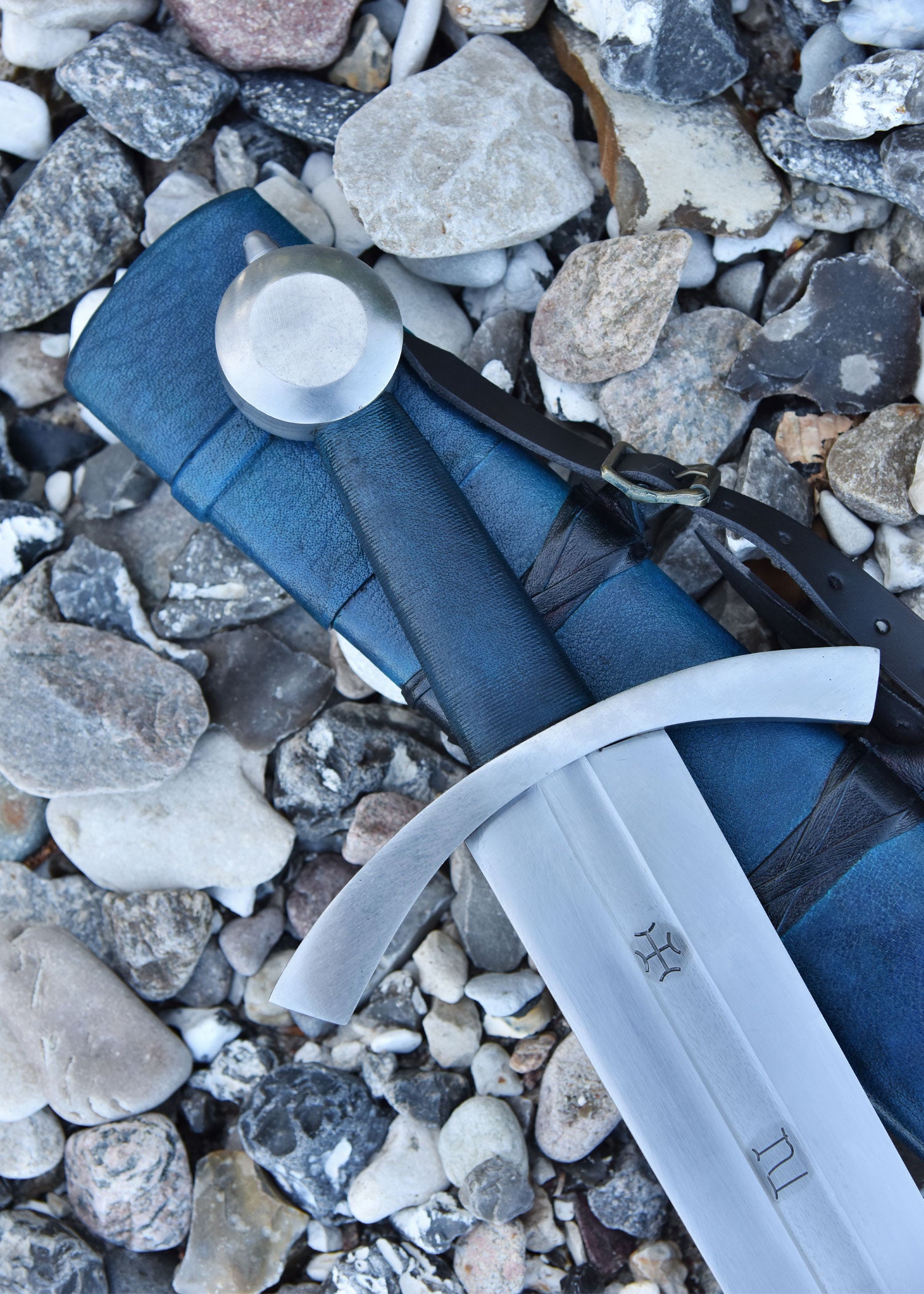 Imagen única de: Espada De Caballero Neuchâtel Con Vaina, Siglo Xiii., Afilada