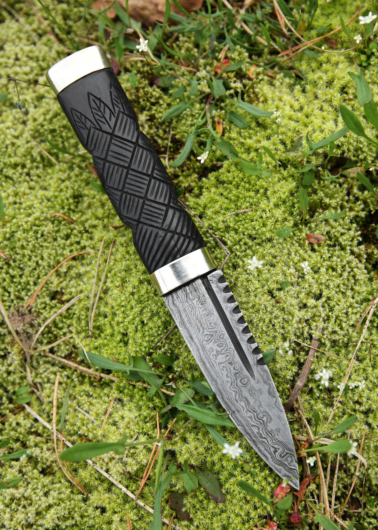 Imagen única de: Cuchillo Sgian Dubh Con Hoja Y Funda De Acero De Damasco.