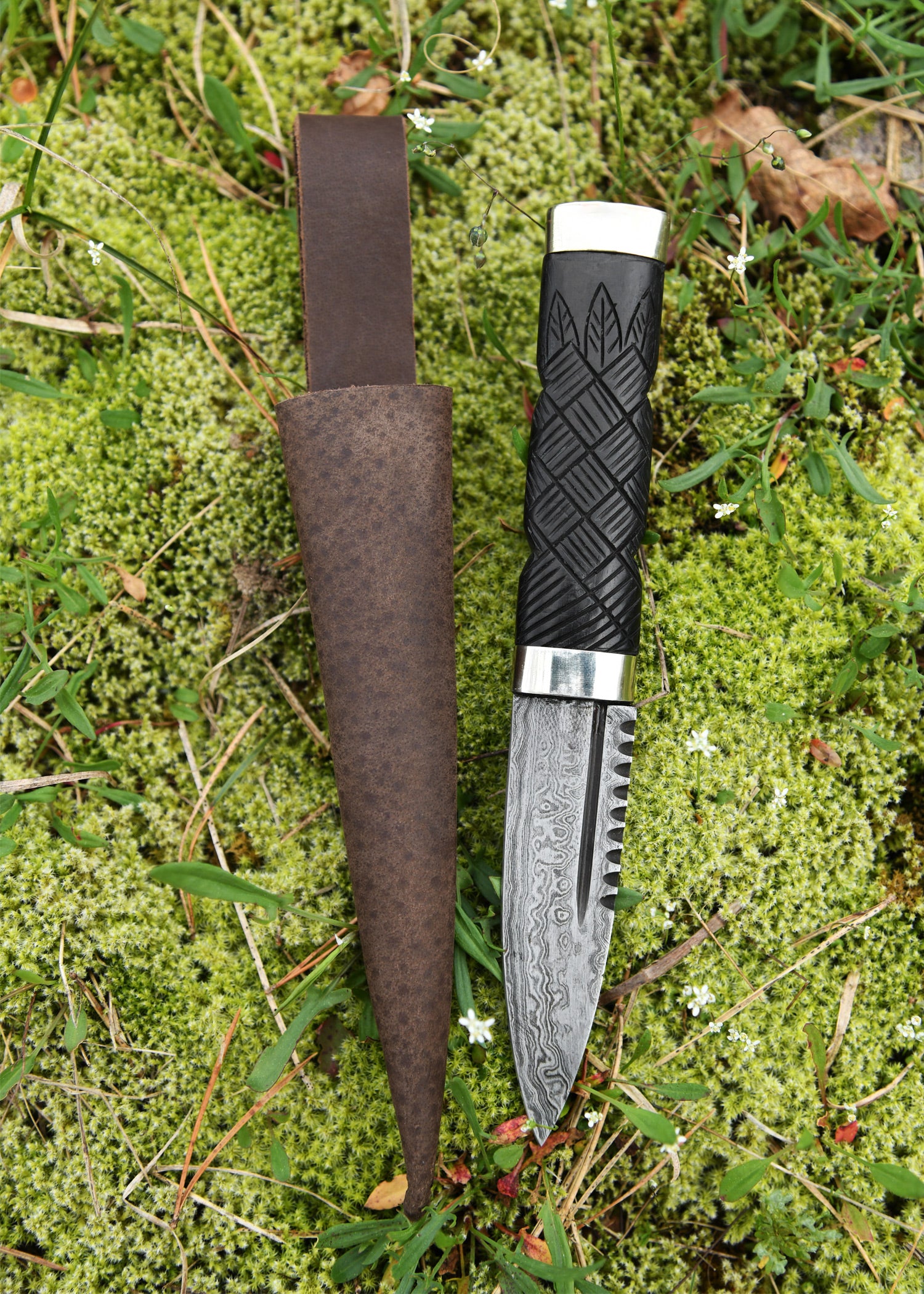 Imagen única de: Cuchillo Sgian Dubh Con Hoja Y Funda De Acero De Damasco.