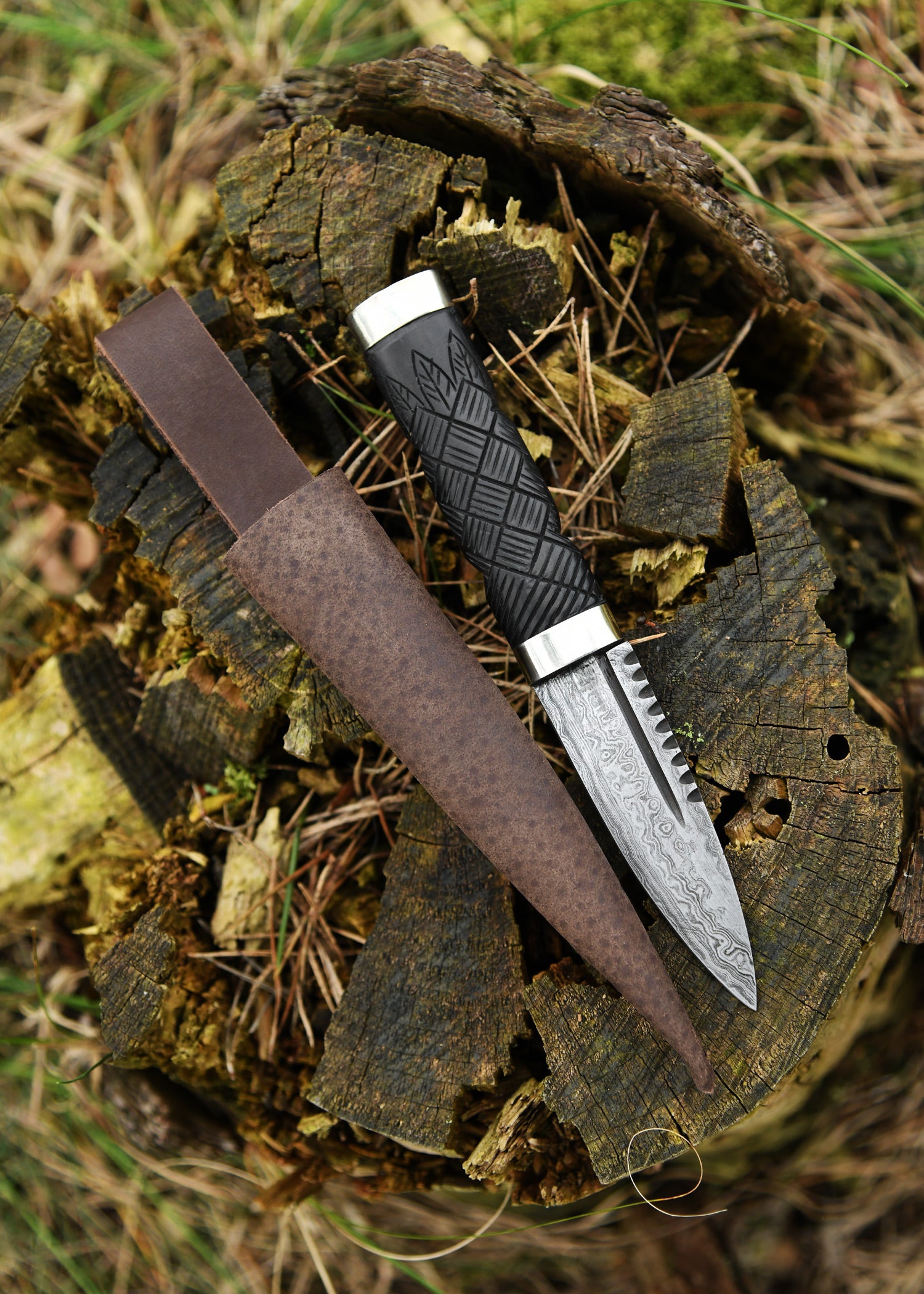 Imagen única de: Cuchillo Sgian Dubh Con Hoja Y Funda De Acero De Damasco.