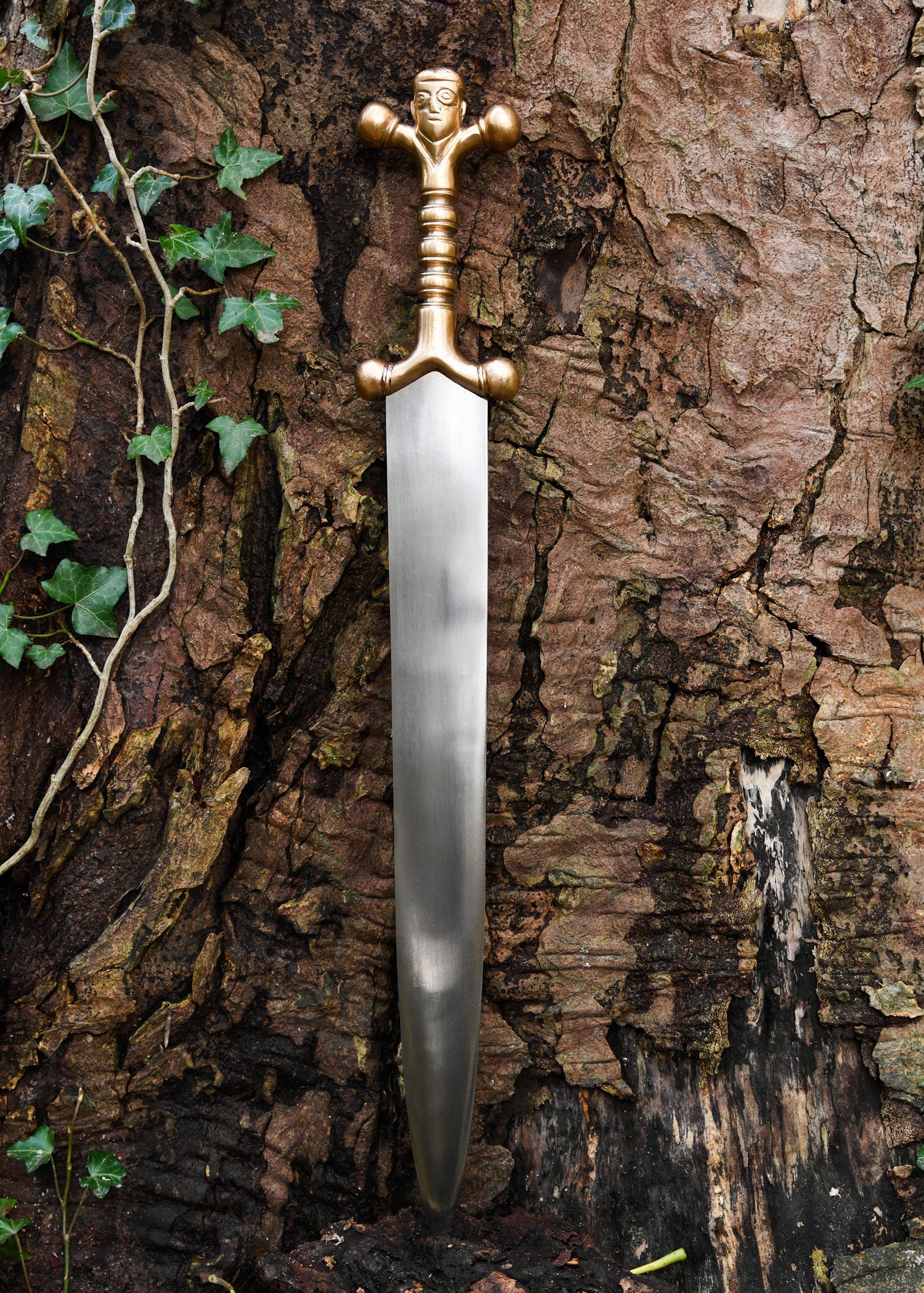 Imagen única de: Daga Celta Con Mango De Bronce Y Funda De Cuero.