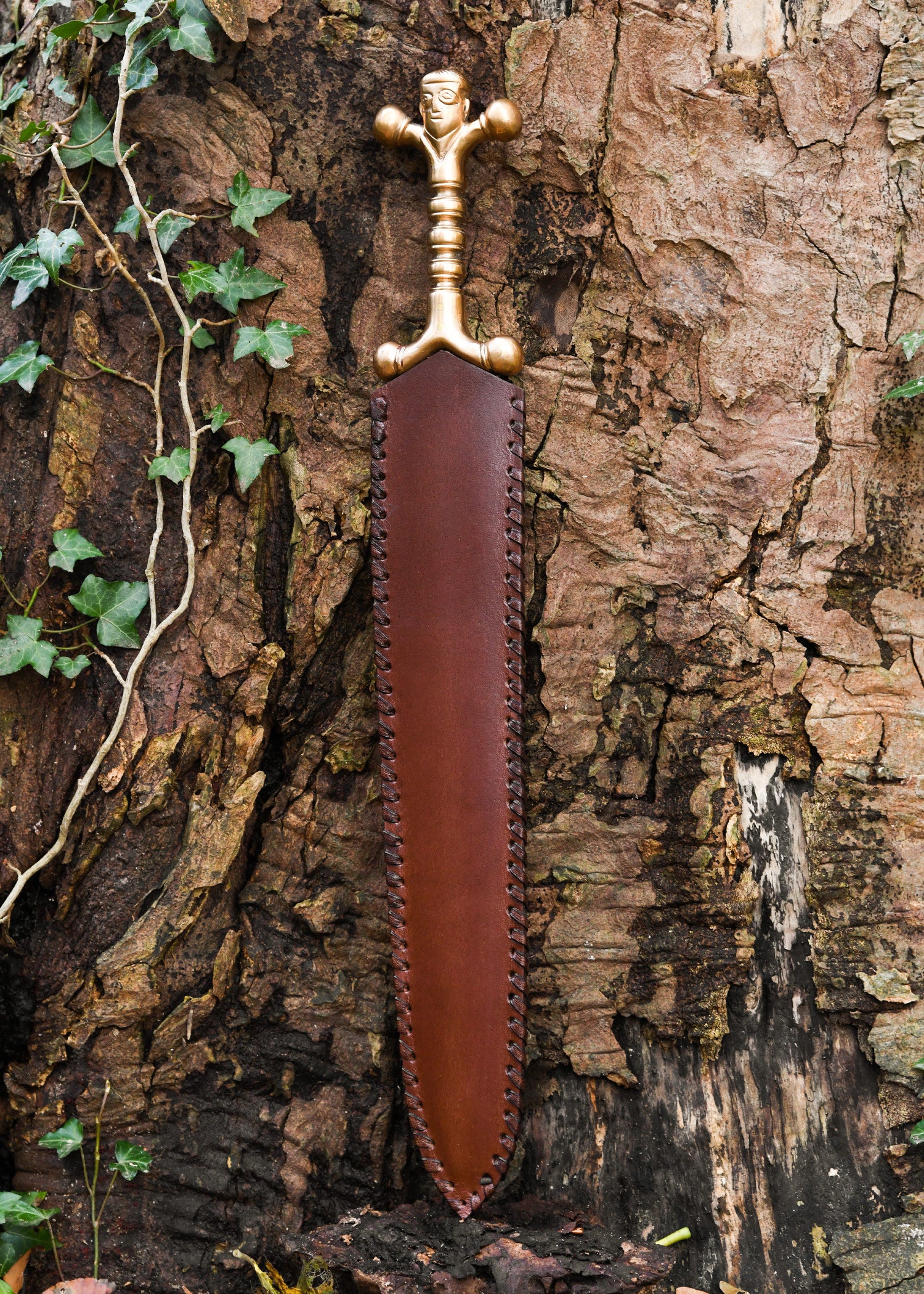 Imagen única de: Daga Celta Con Mango De Bronce Y Funda De Cuero.