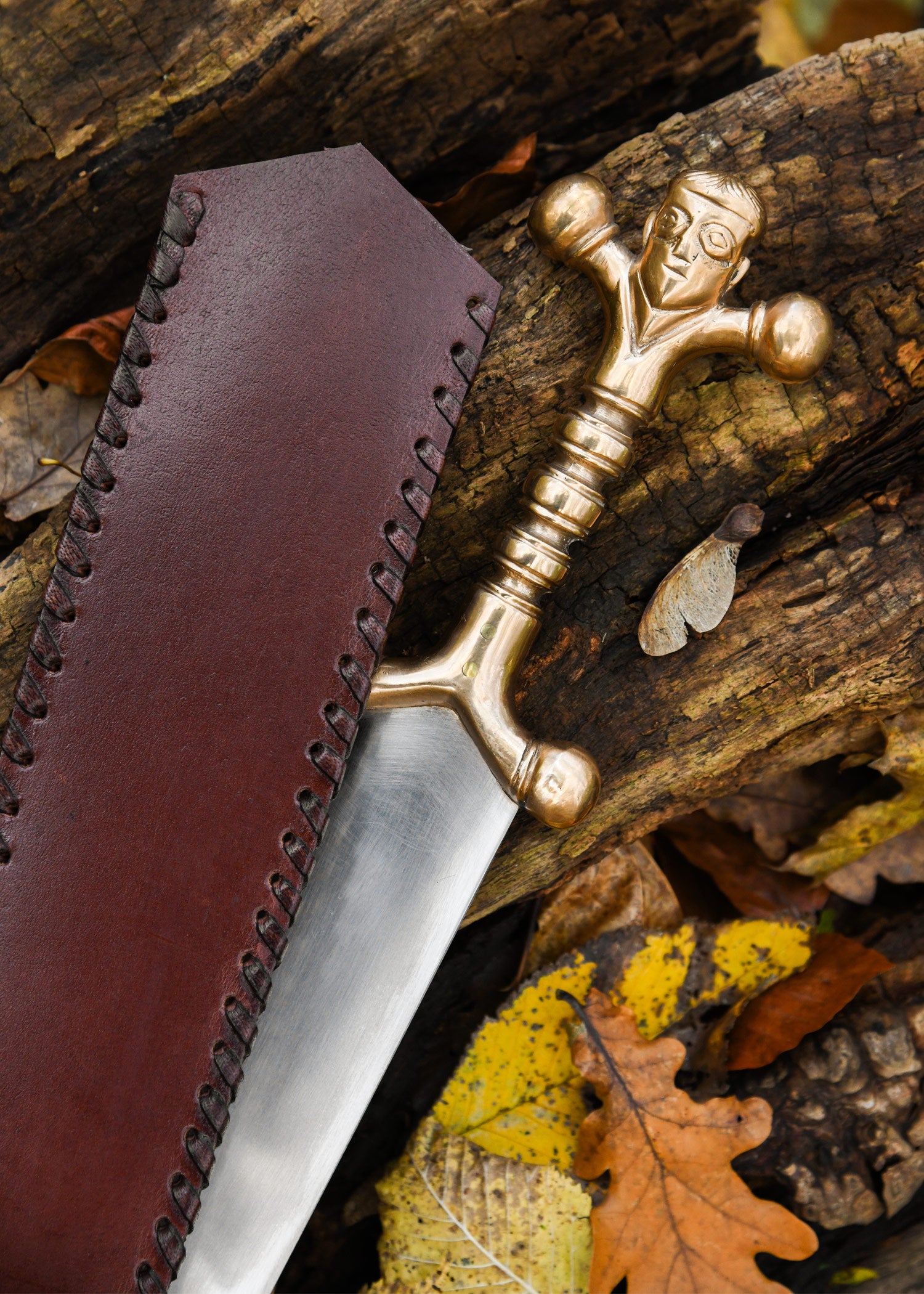 Imagen única de: Daga Celta Con Mango De Bronce Y Funda De Cuero.