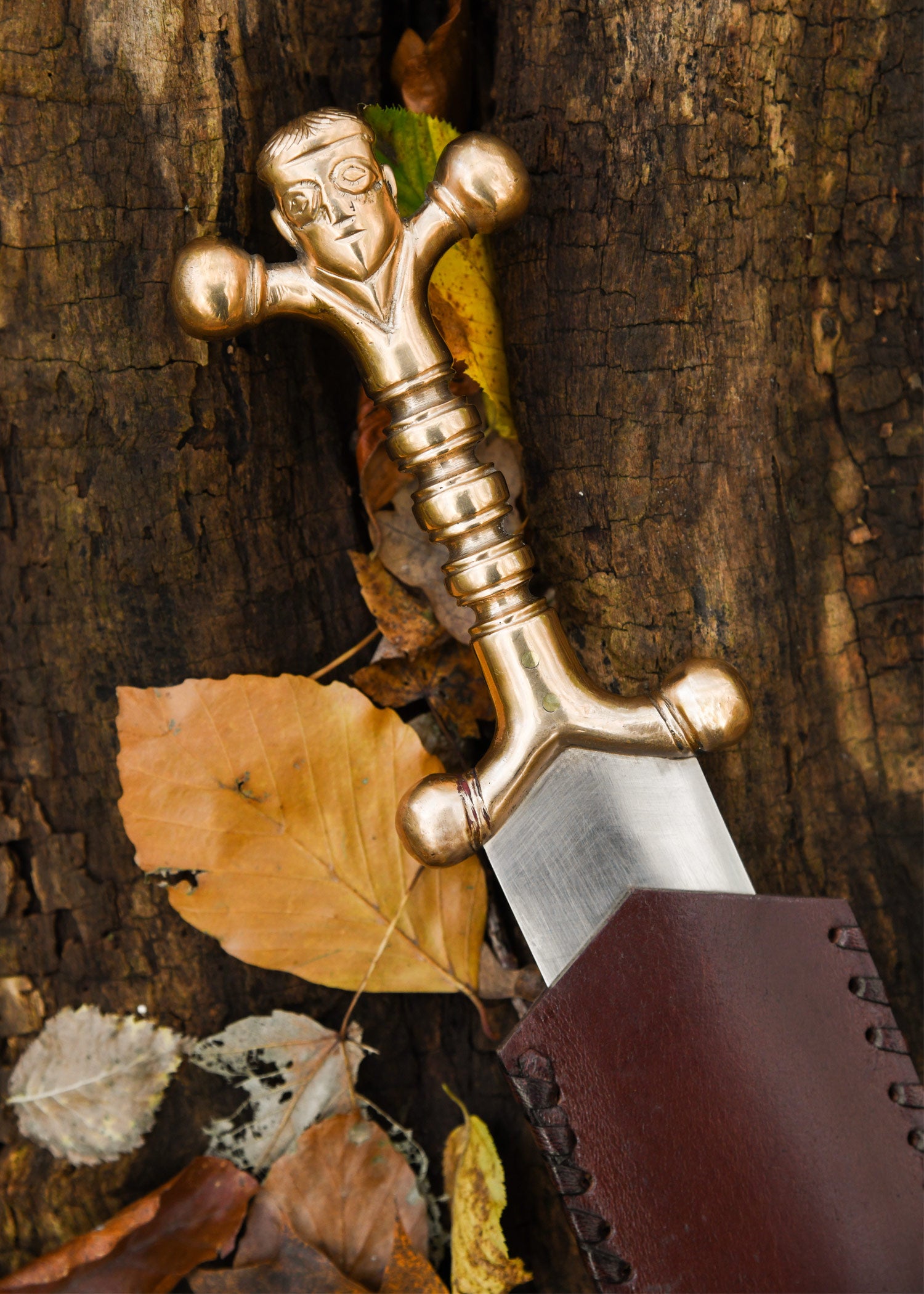 Imagen única de: Daga Celta Con Mango De Bronce Y Funda De Cuero.