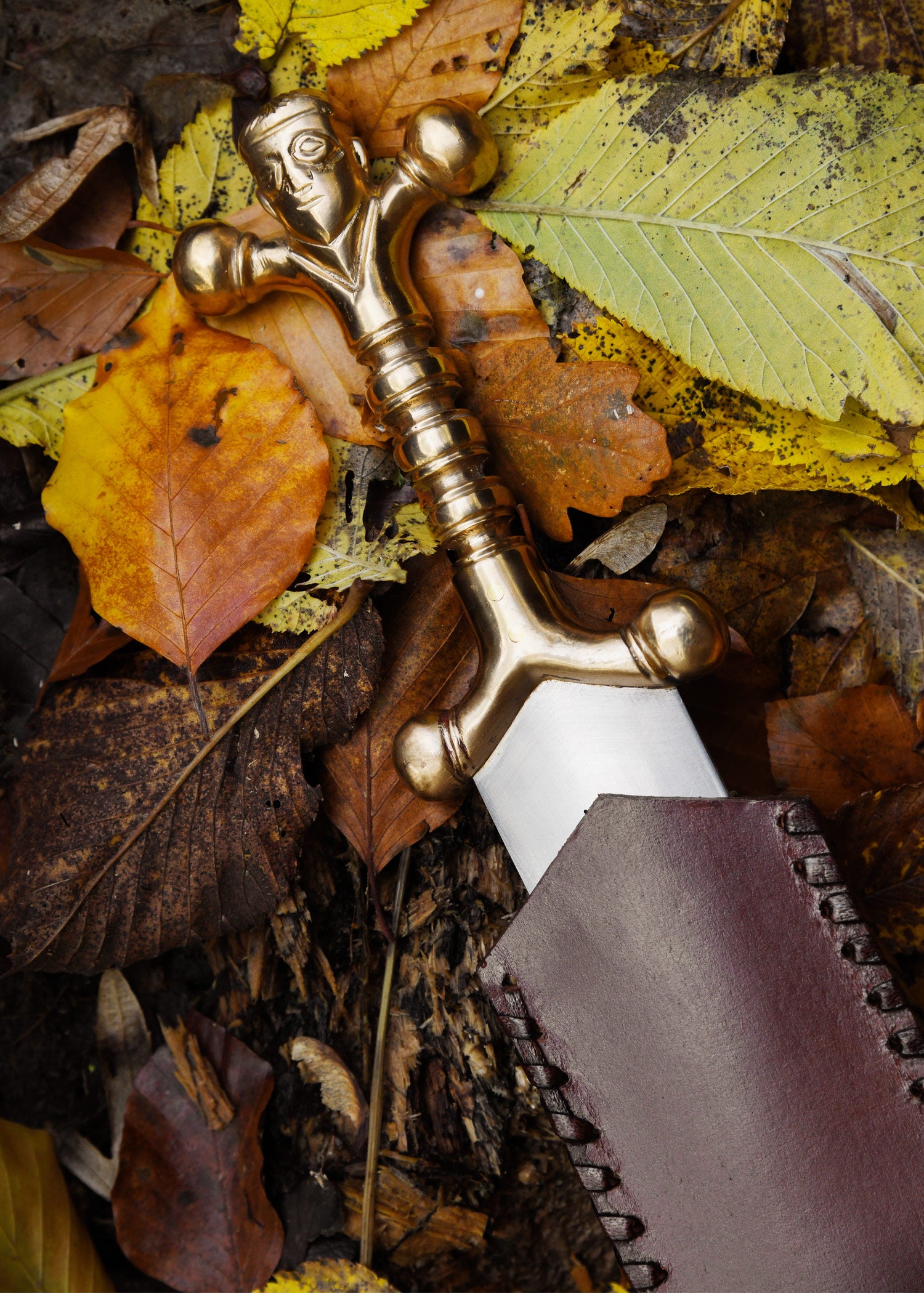 Imagen única de: Daga Celta Con Mango De Bronce Y Funda De Cuero.