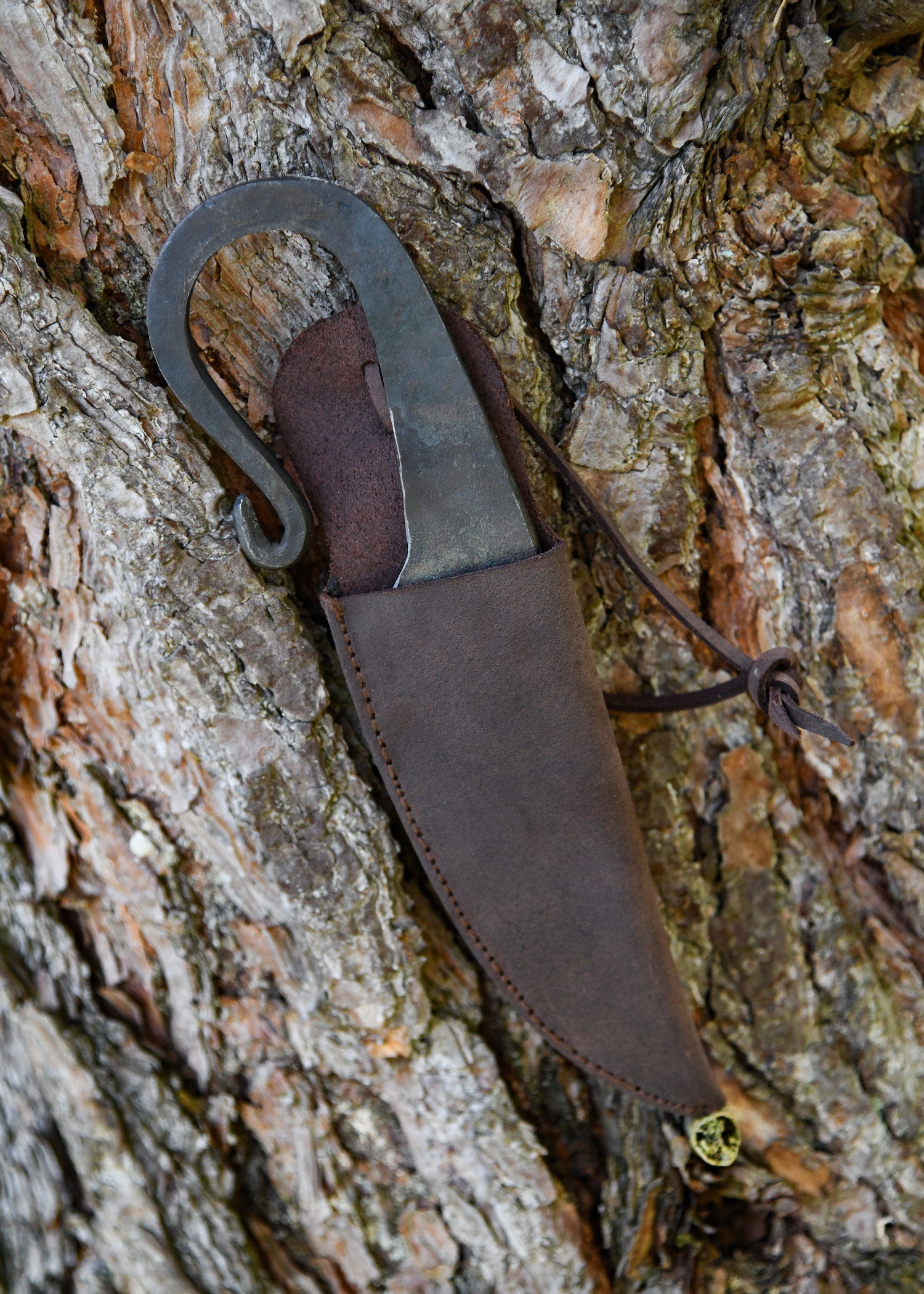 Imagen única de: Cuchillo Vikingo Forjado A Mano Con Funda De Cuero.