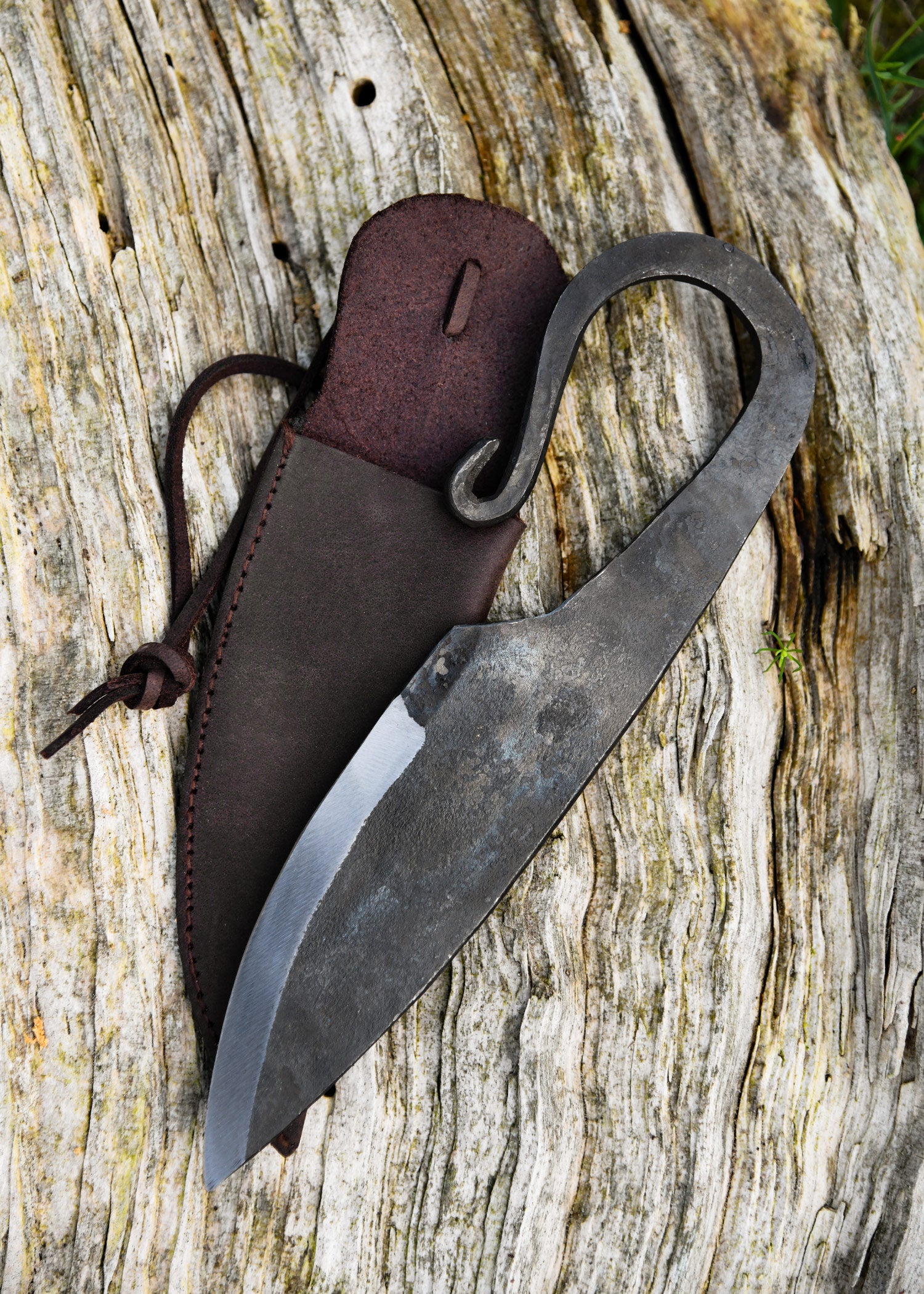 Imagen única de: Cuchillo Vikingo Forjado A Mano Con Funda De Cuero.