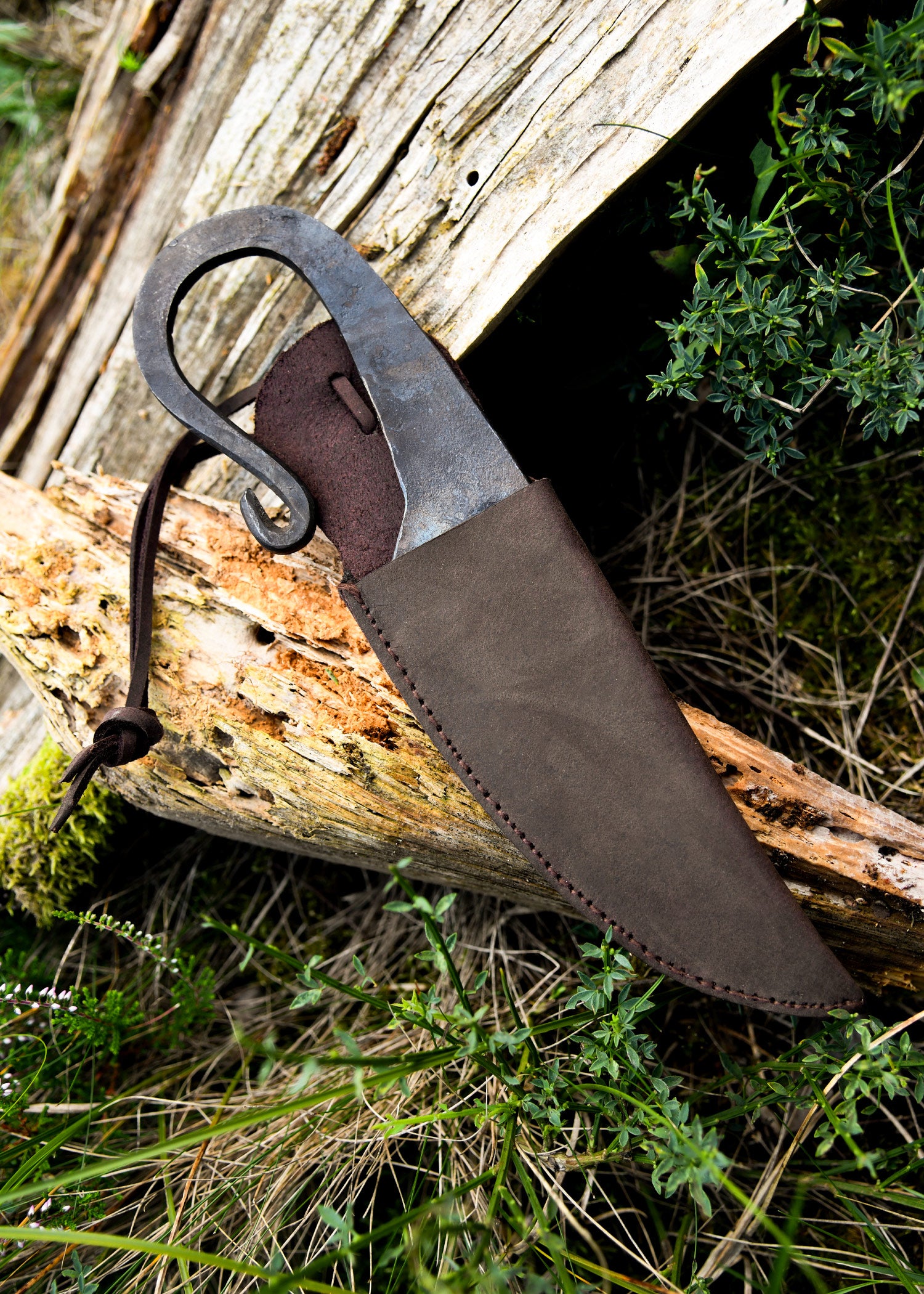 Imagen única de: Cuchillo Vikingo Forjado A Mano Con Funda De Cuero.