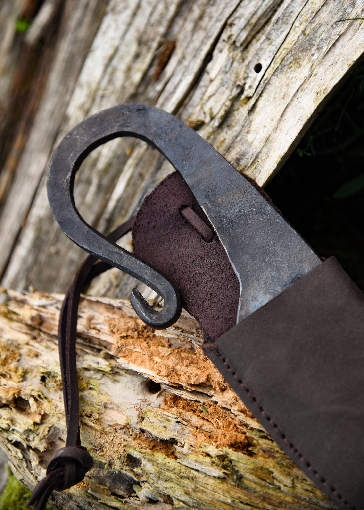 Imagen única de: Cuchillo Vikingo Forjado A Mano Con Funda De Cuero.