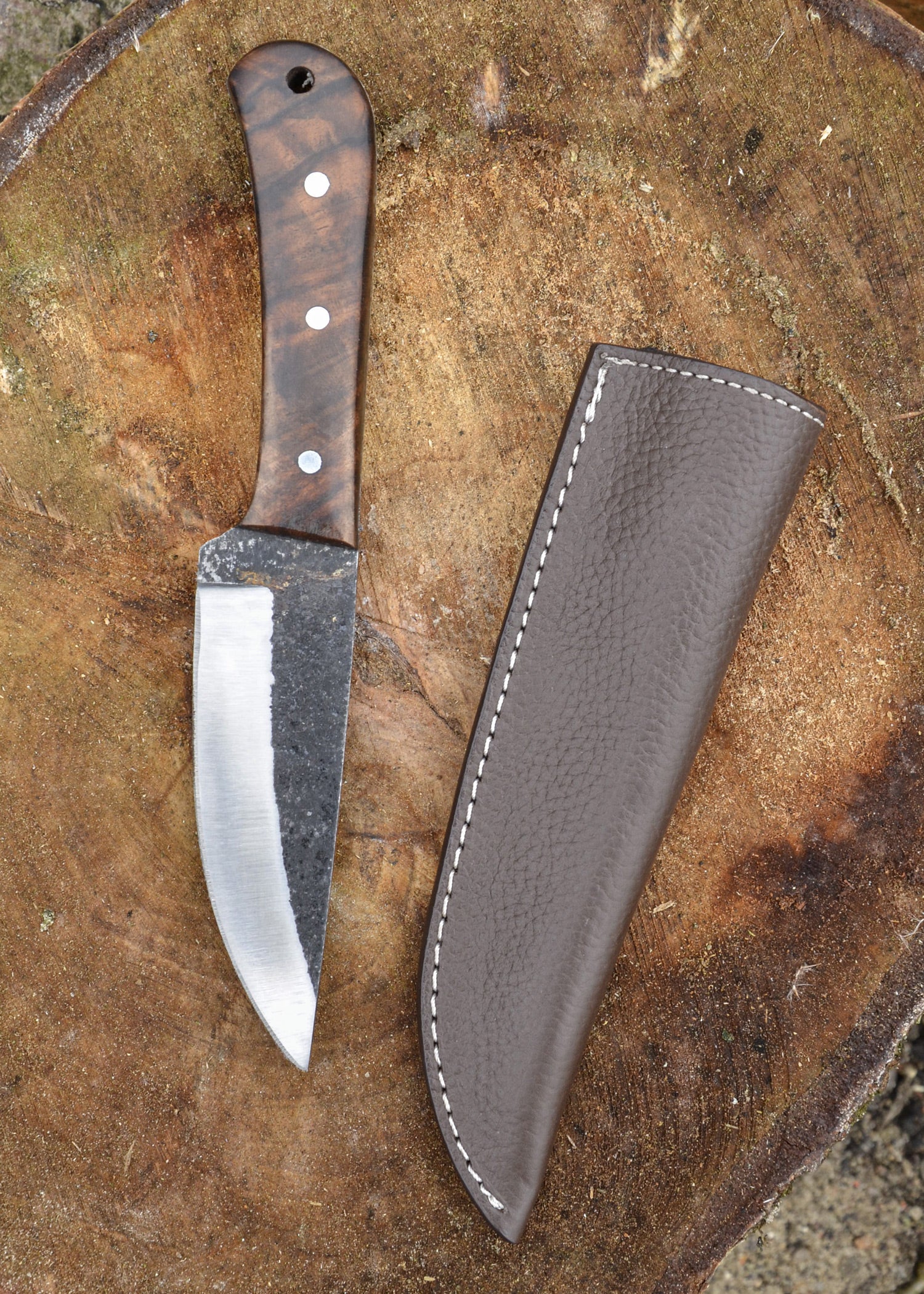 Imagen única de: Navaja Multiusos Con Mango De Nogal Y Funda De Piel.