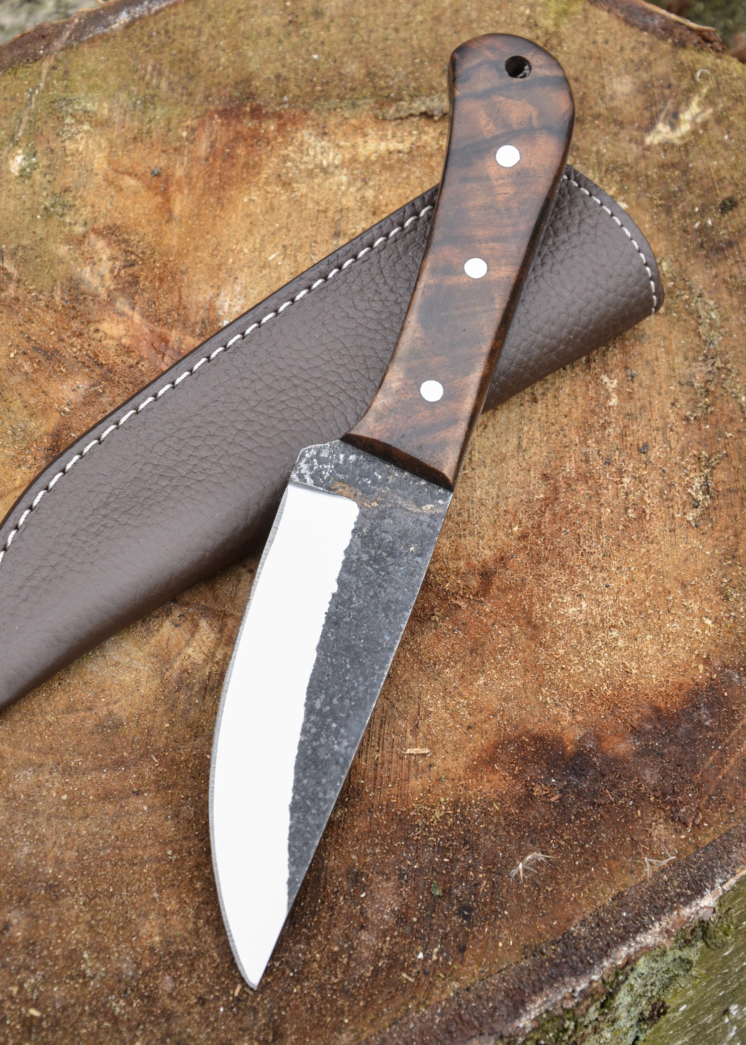 Imagen única de: Navaja Multiusos Con Mango De Nogal Y Funda De Piel.