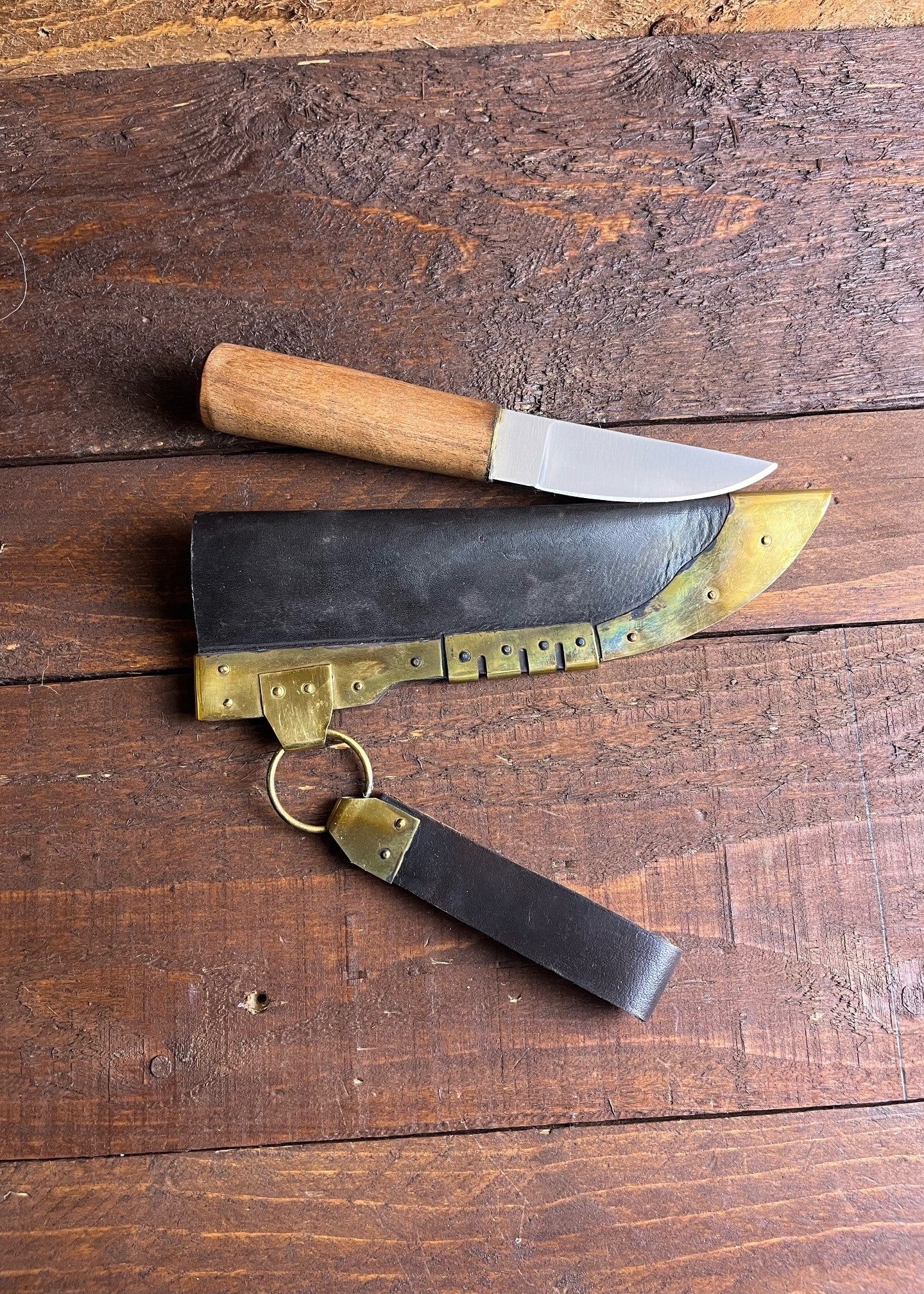 Imagen única de: Cuchillo Vikingo Con Mango De Nogal Y Funda De Cuero, Con Ligeros Defectos