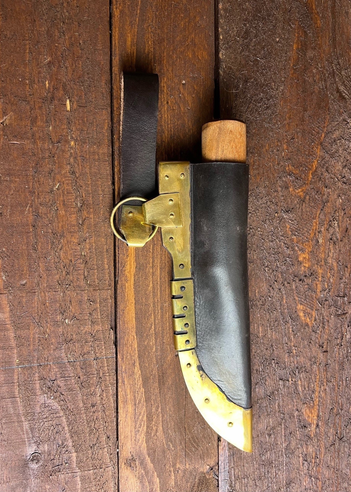 Imagen única de: Cuchillo Vikingo Con Mango De Nogal Y Funda De Cuero, Con Ligeros Defectos