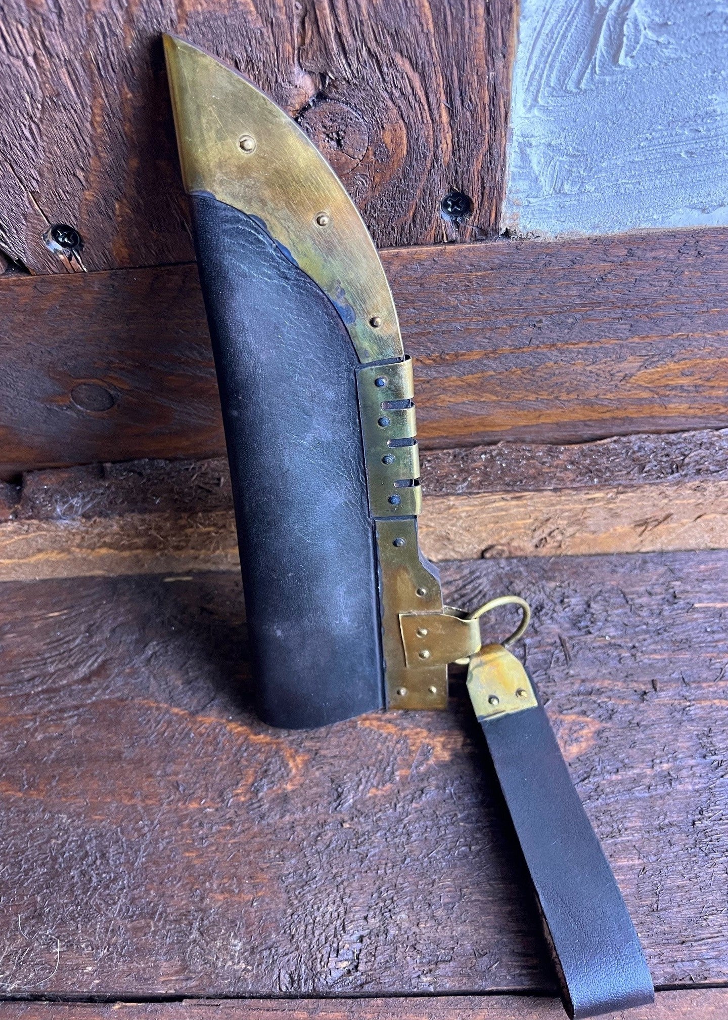 Imagen única de: Cuchillo Vikingo Con Mango De Nogal Y Funda De Cuero, Con Ligeros Defectos