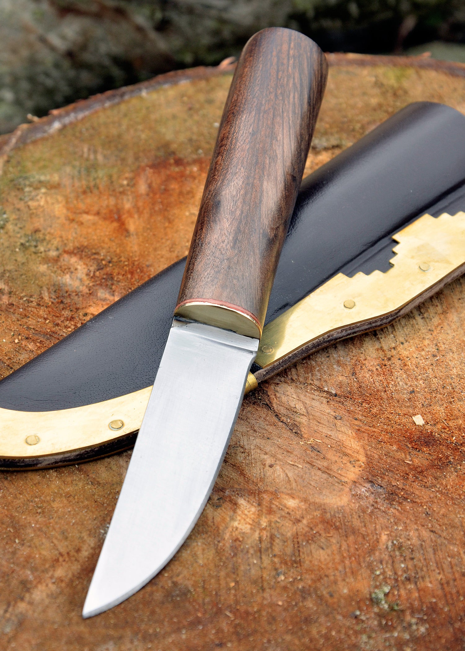 Imagen única de: Cuchillo Vikingo Con Mango De Nogal Y Funda De Cuero.