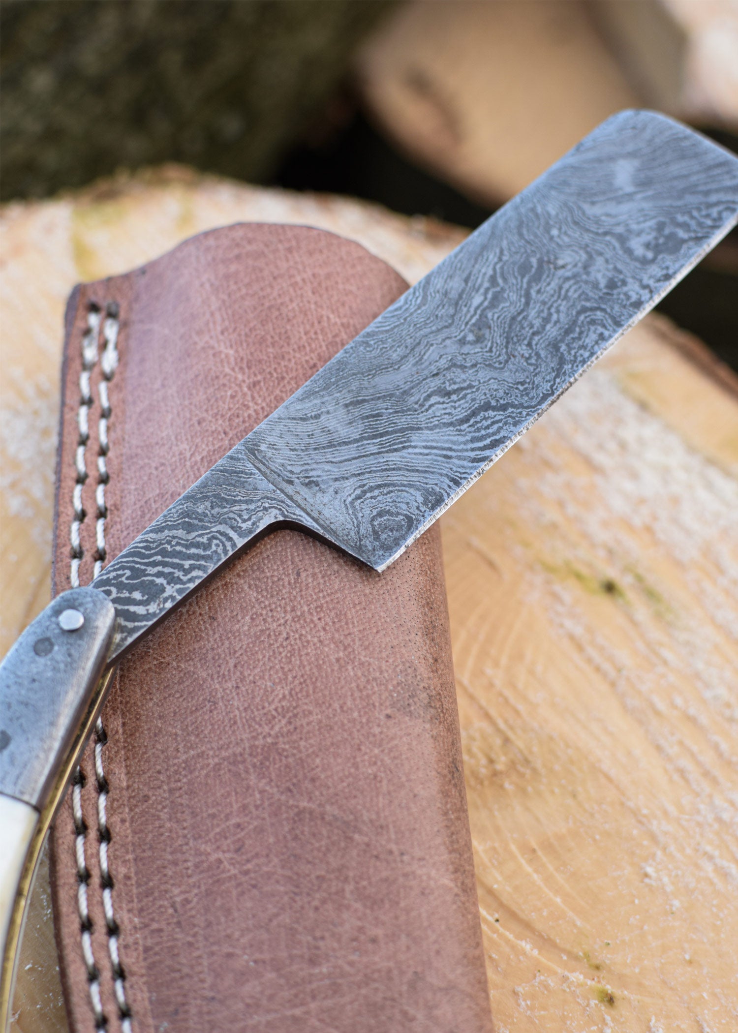 Imagen única de: Navaja De Damasco Con Mango De Asta De Ciervo Y Funda De Piel - Utilería