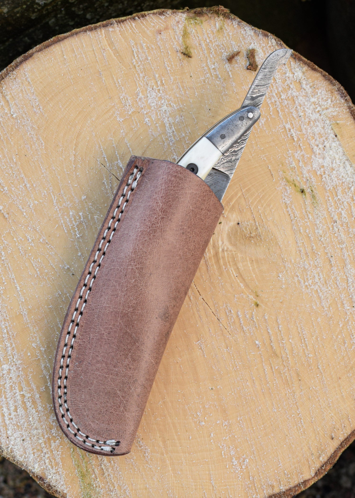 Imagen única de: Navaja De Damasco Con Mango De Asta De Ciervo Y Funda De Piel - Utilería