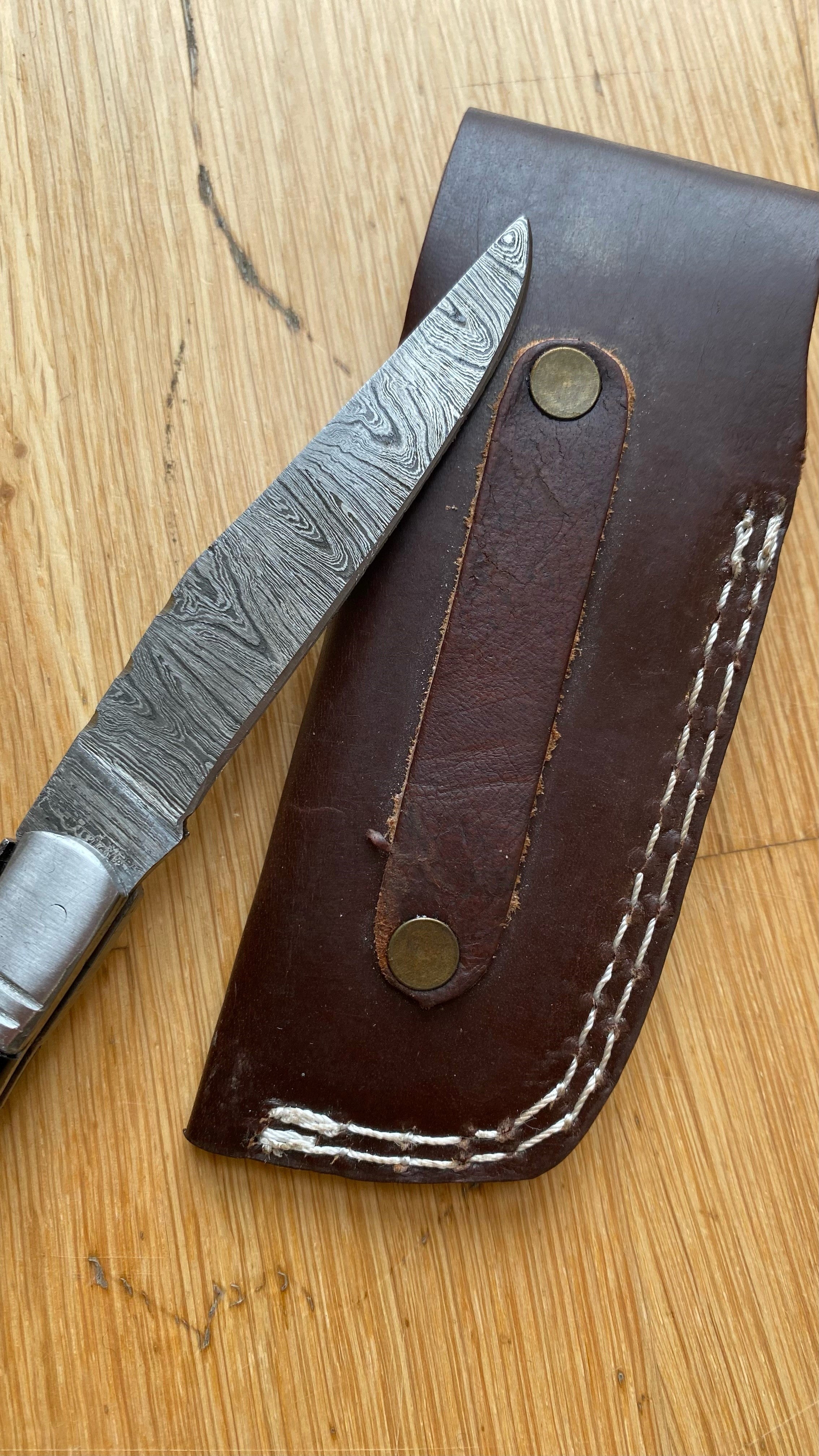 Imagen única de: Navaja Plegable Con Hoja De Acero Damasco, Con Ligeros Defectos.