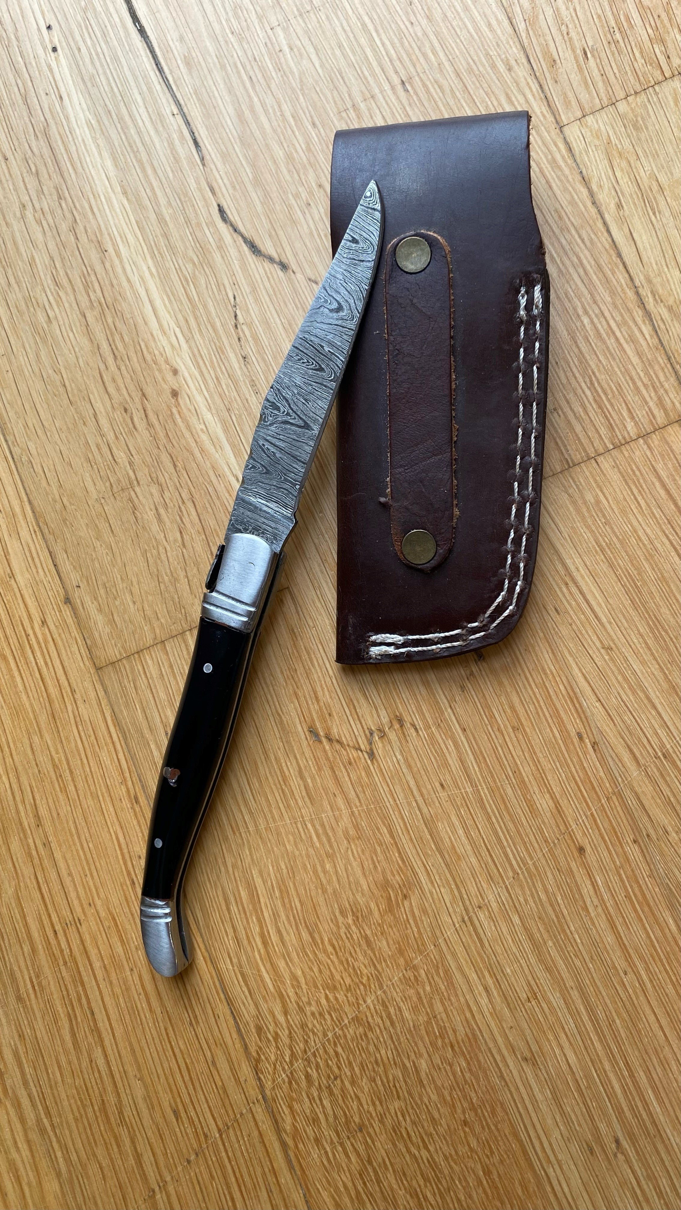 Imagen única de: Navaja Plegable Con Hoja De Acero Damasco, Con Ligeros Defectos.