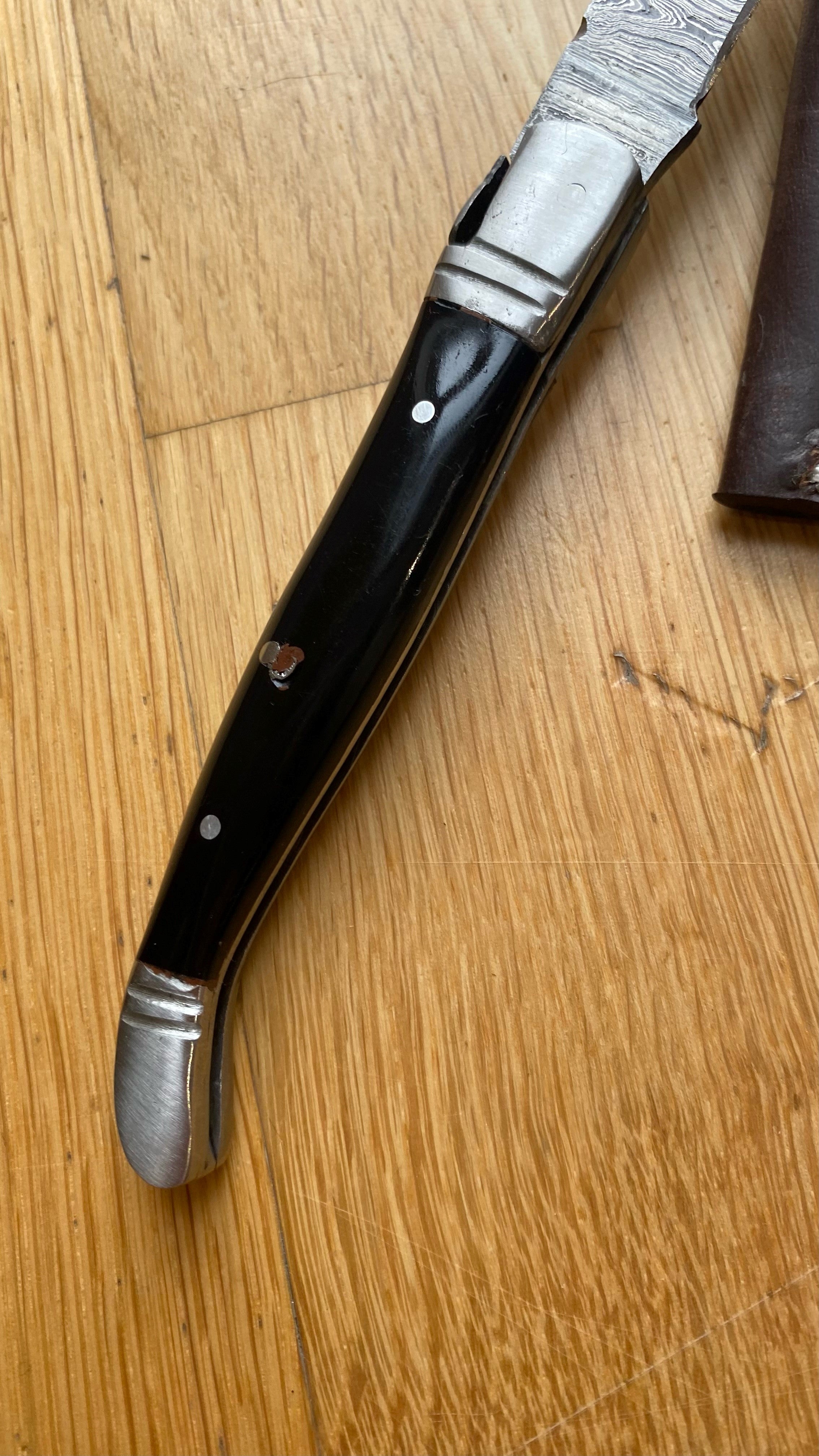 Imagen única de: Navaja Plegable Con Hoja De Acero Damasco, Con Ligeros Defectos.