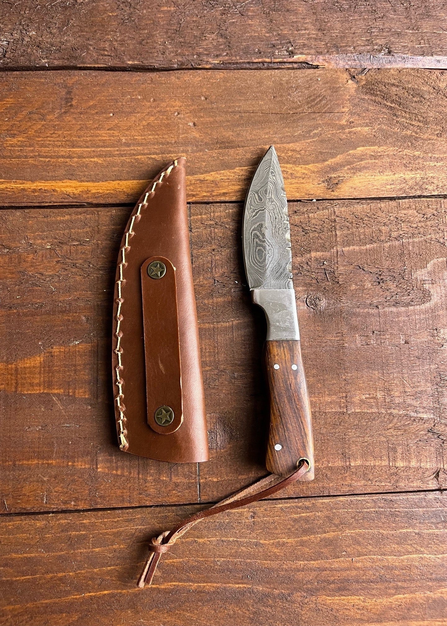 Imagen única de: Cuchillo Con Mango De Madera, Hojas De Acero Damasco, Con Ligeros Defectos