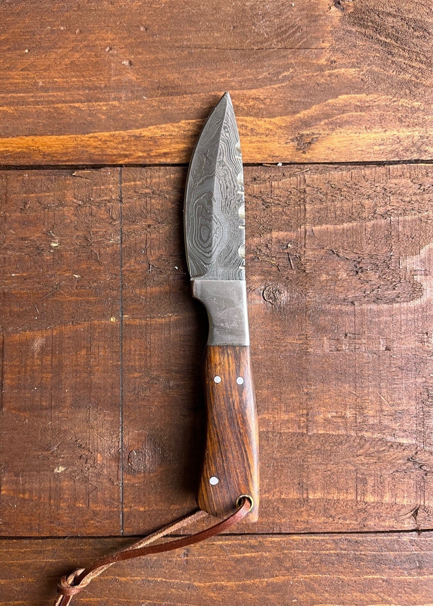 Imagen única de: Cuchillo Con Mango De Madera, Hojas De Acero Damasco, Con Ligeros Defectos