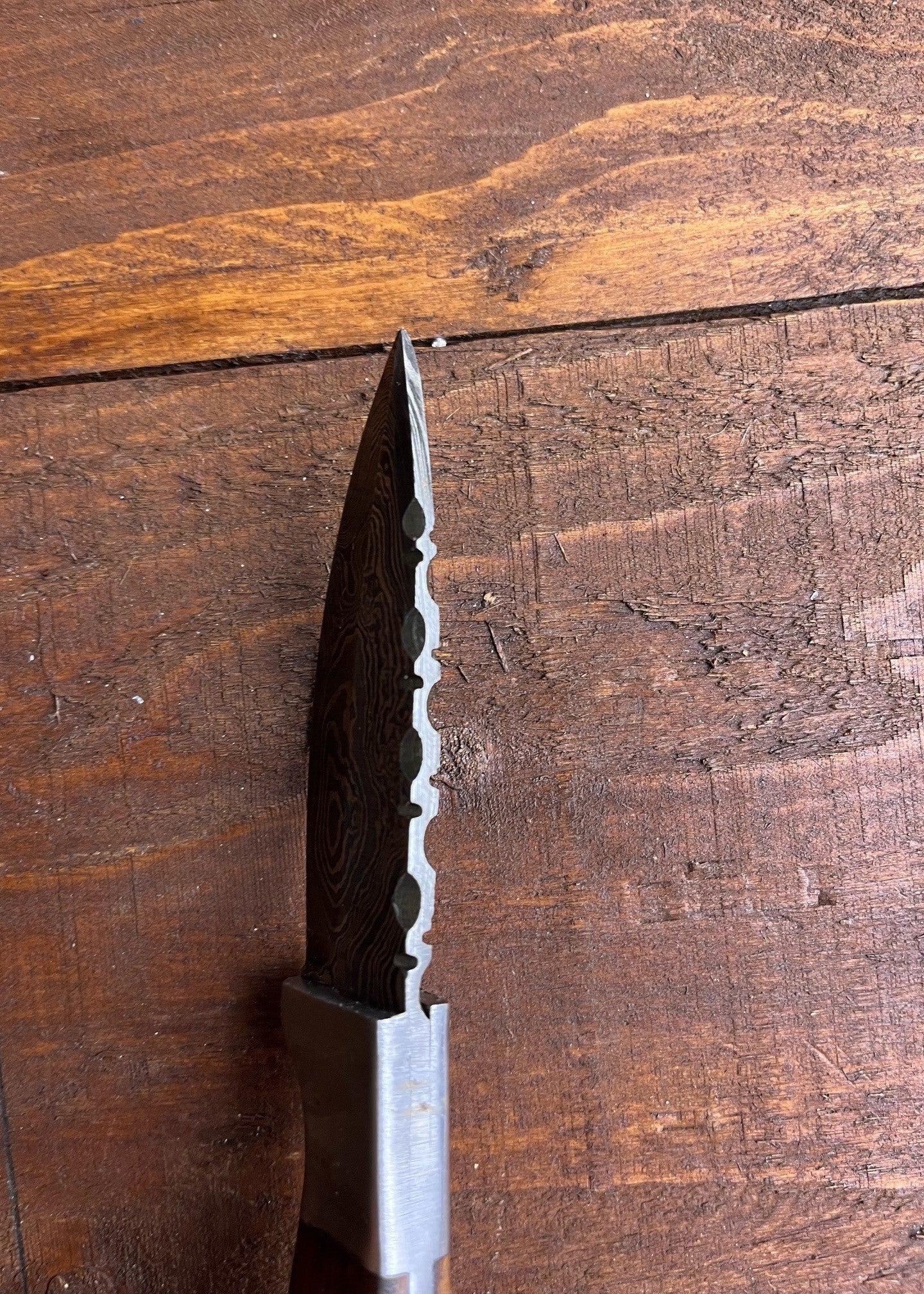 Imagen única de: Cuchillo Con Mango De Madera, Hojas De Acero Damasco, Con Ligeros Defectos