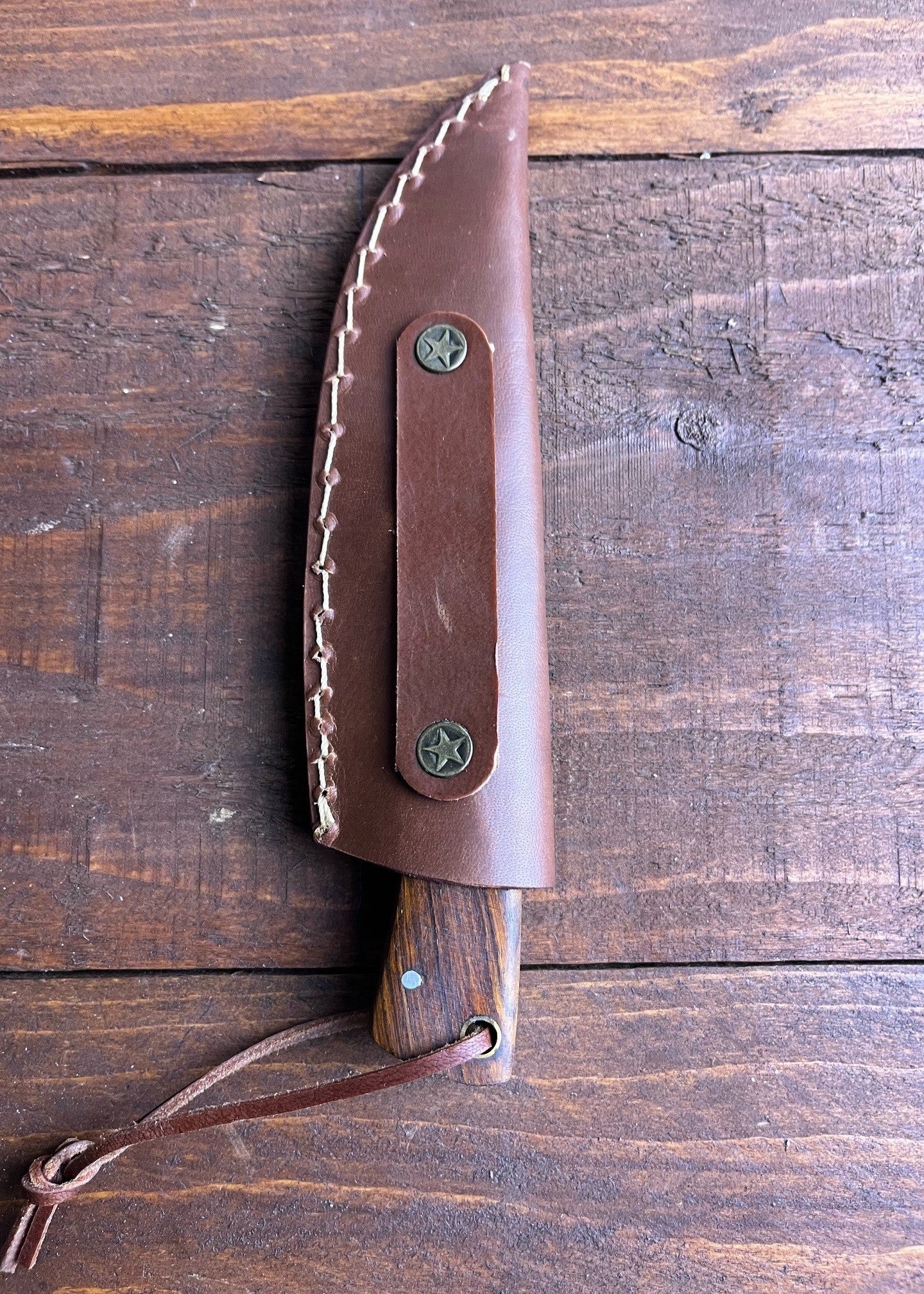 Imagen única de: Cuchillo Con Mango De Madera, Hojas De Acero Damasco, Con Ligeros Defectos