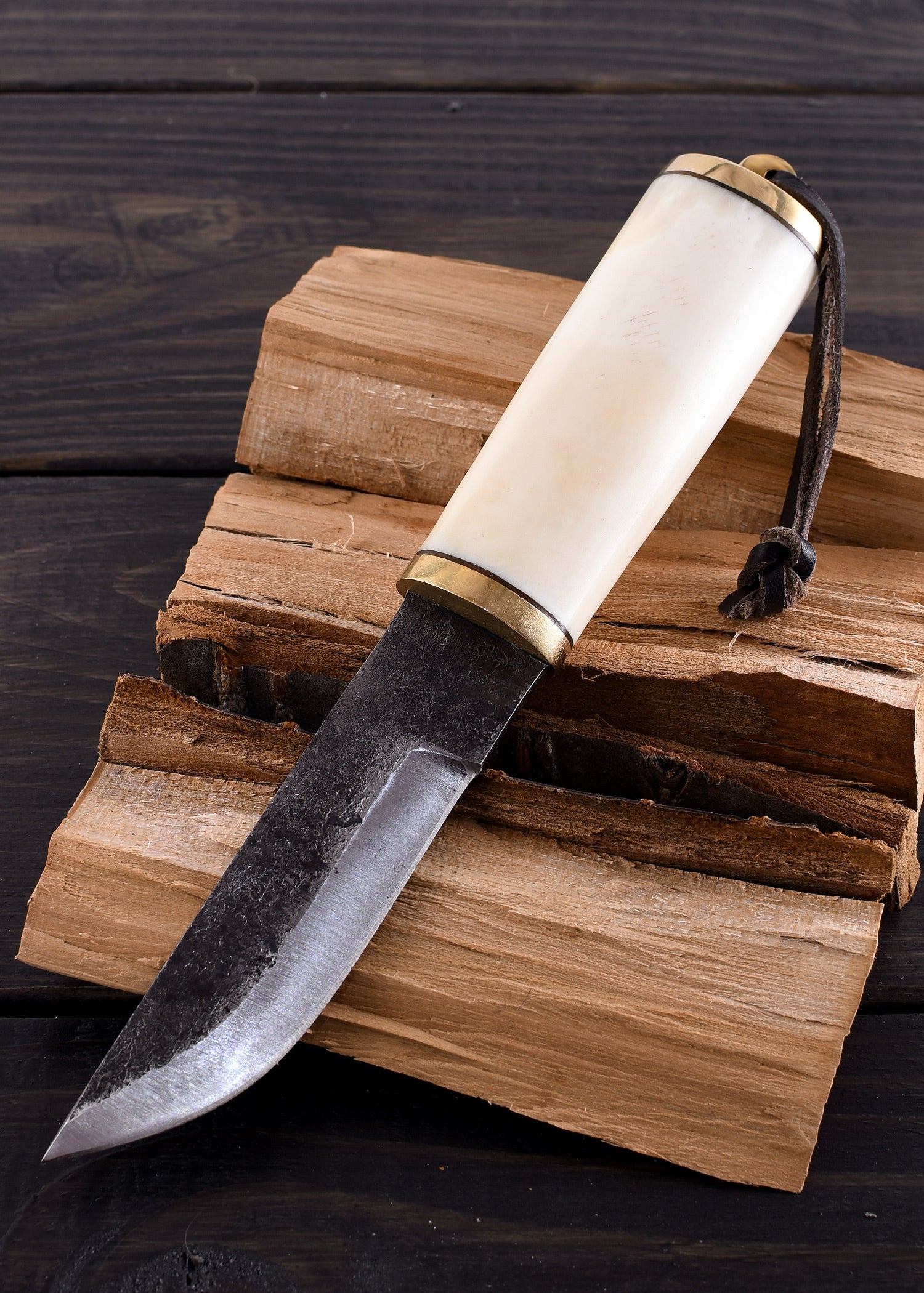 Imagen única de: Navaja Multiusos Con Mango De Hueso Y Funda De Cuero.