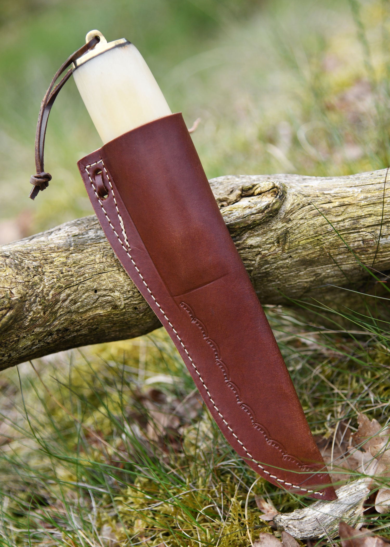 Imagen única de: Navaja Multiusos Con Mango De Hueso Y Funda De Cuero, Acero Damasco