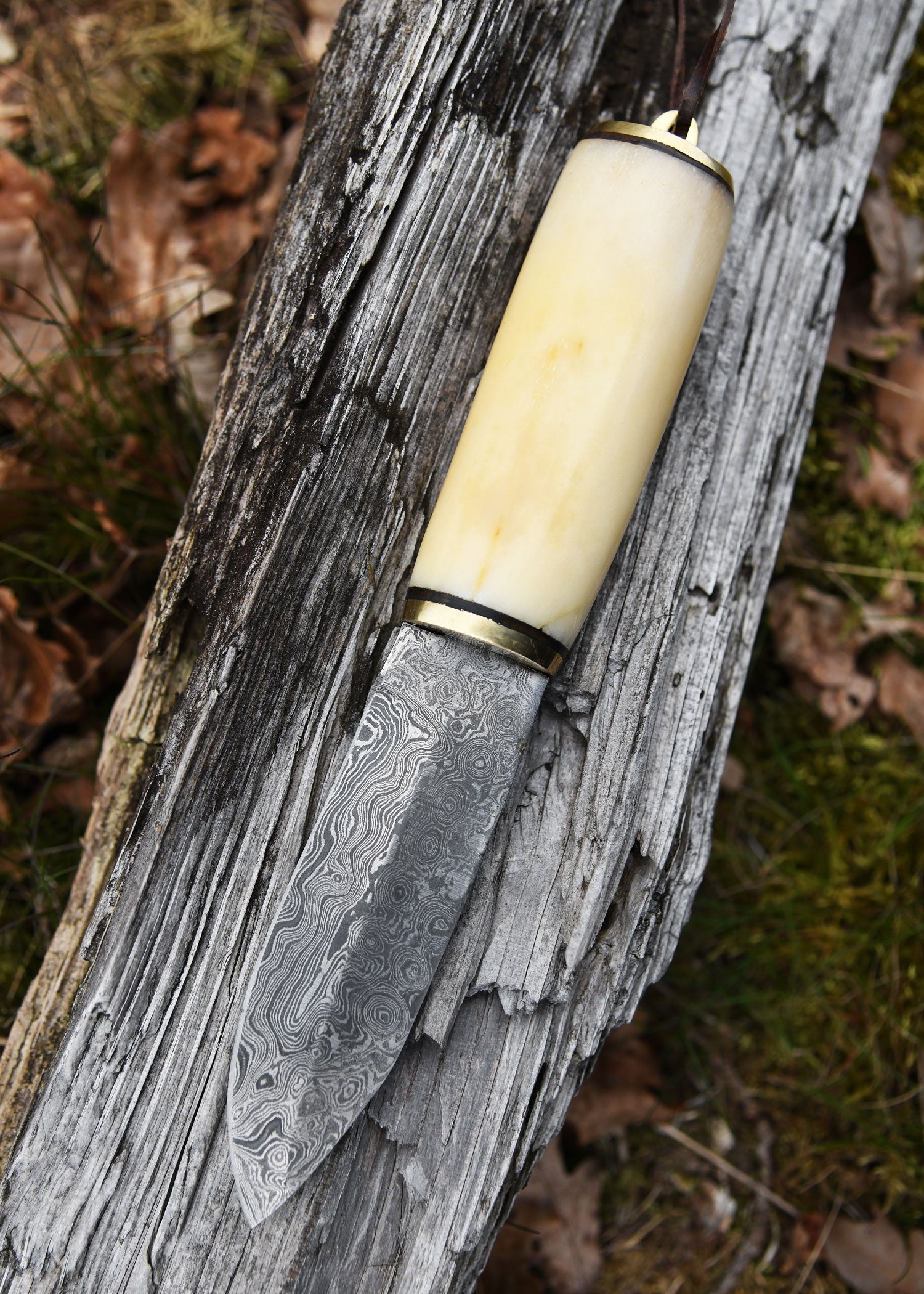 Imagen única de: Navaja Multiusos Con Mango De Hueso Y Funda De Cuero, Acero Damasco