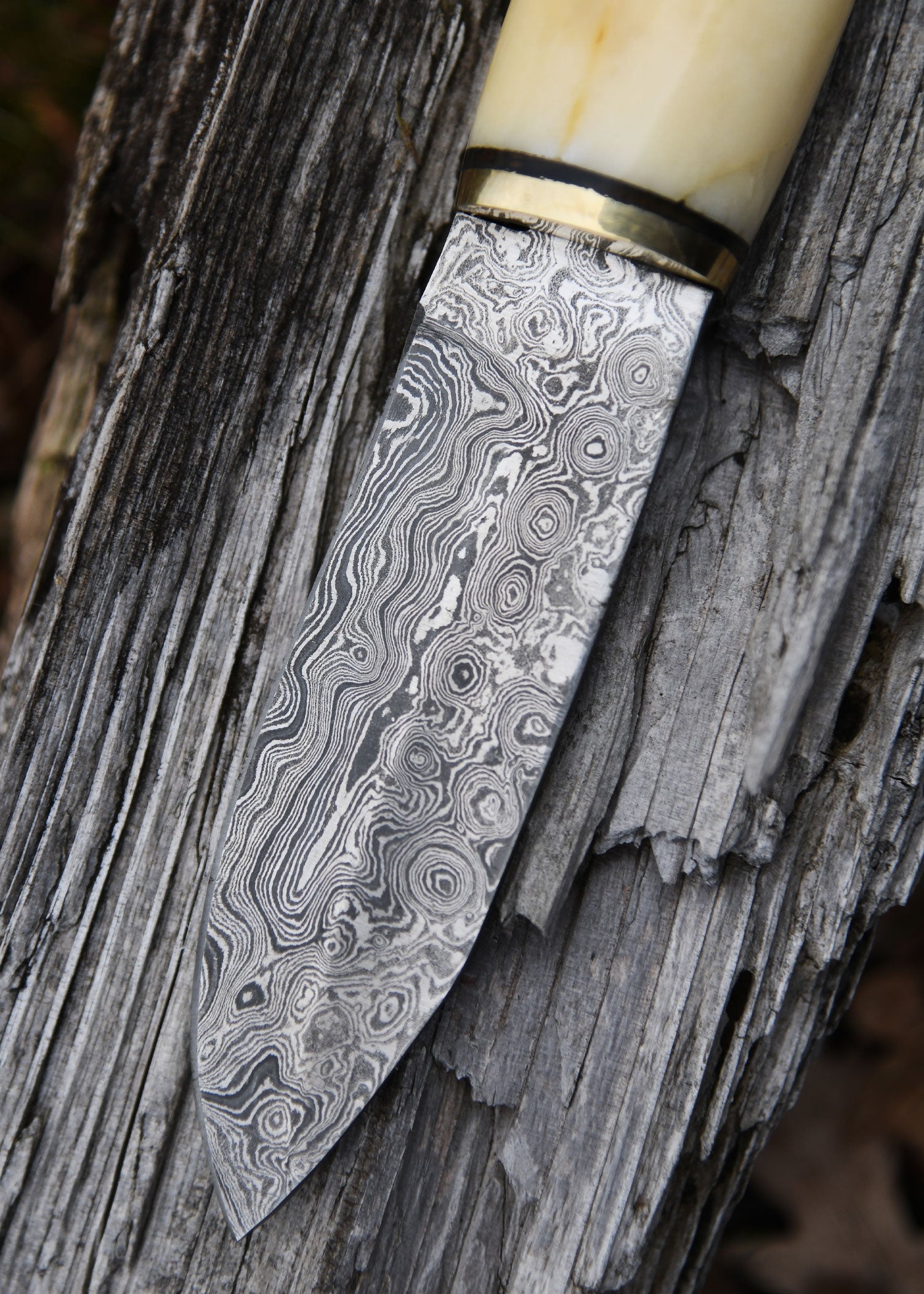 Imagen única de: Navaja Multiusos Con Mango De Hueso Y Funda De Cuero, Acero Damasco