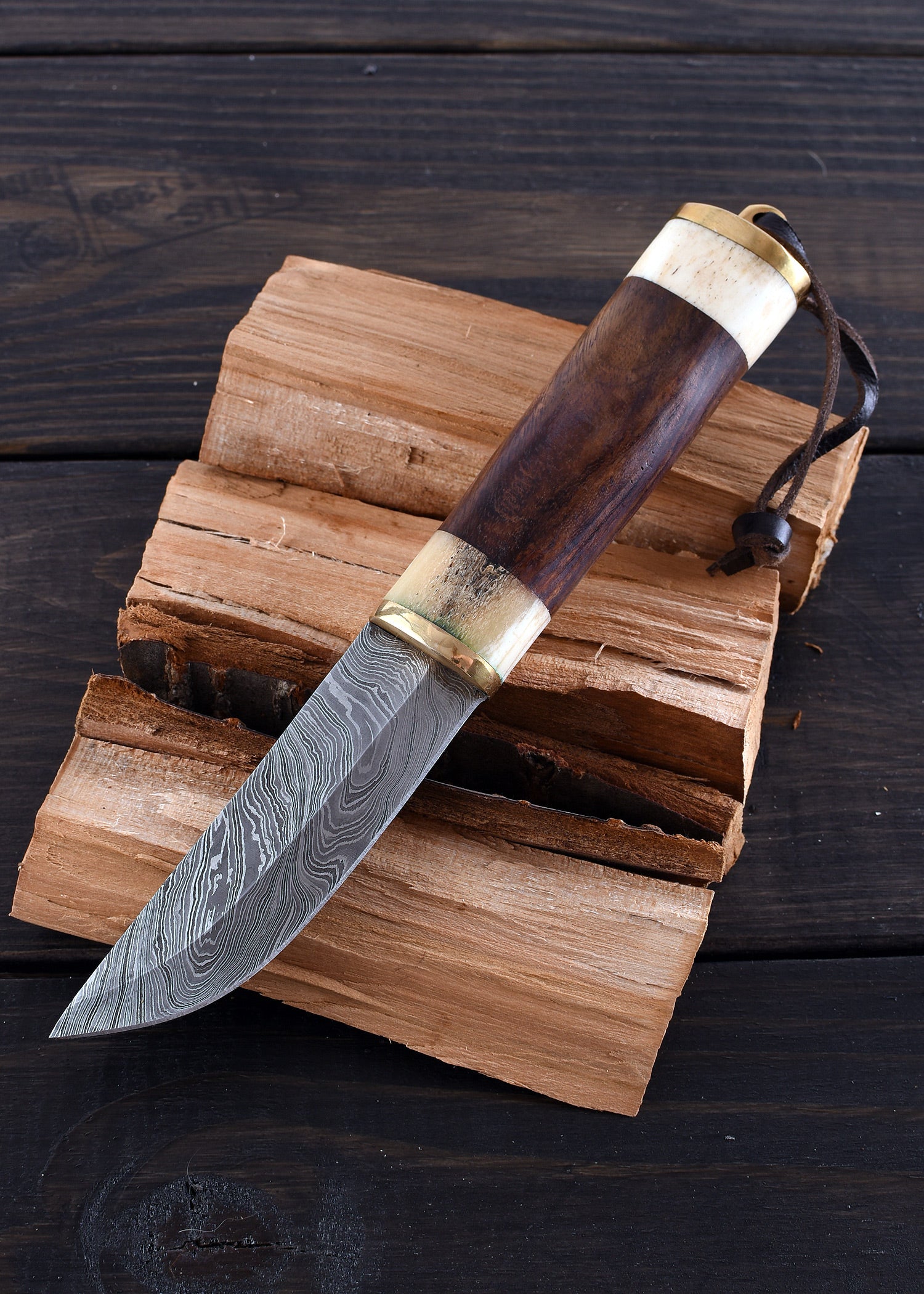 Imagen única de: Cuchillo Multiusos Con Mango De Hueso/madera Y Funda De Cuero, Acero De Damasco