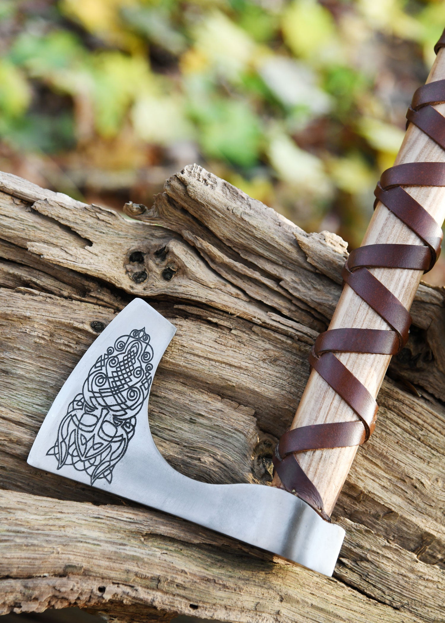 Imagen única de: Hacha Vikinga Fabricada En Acero Fundido, Tipo C, Con Grabado Y Forrado En Cuero.