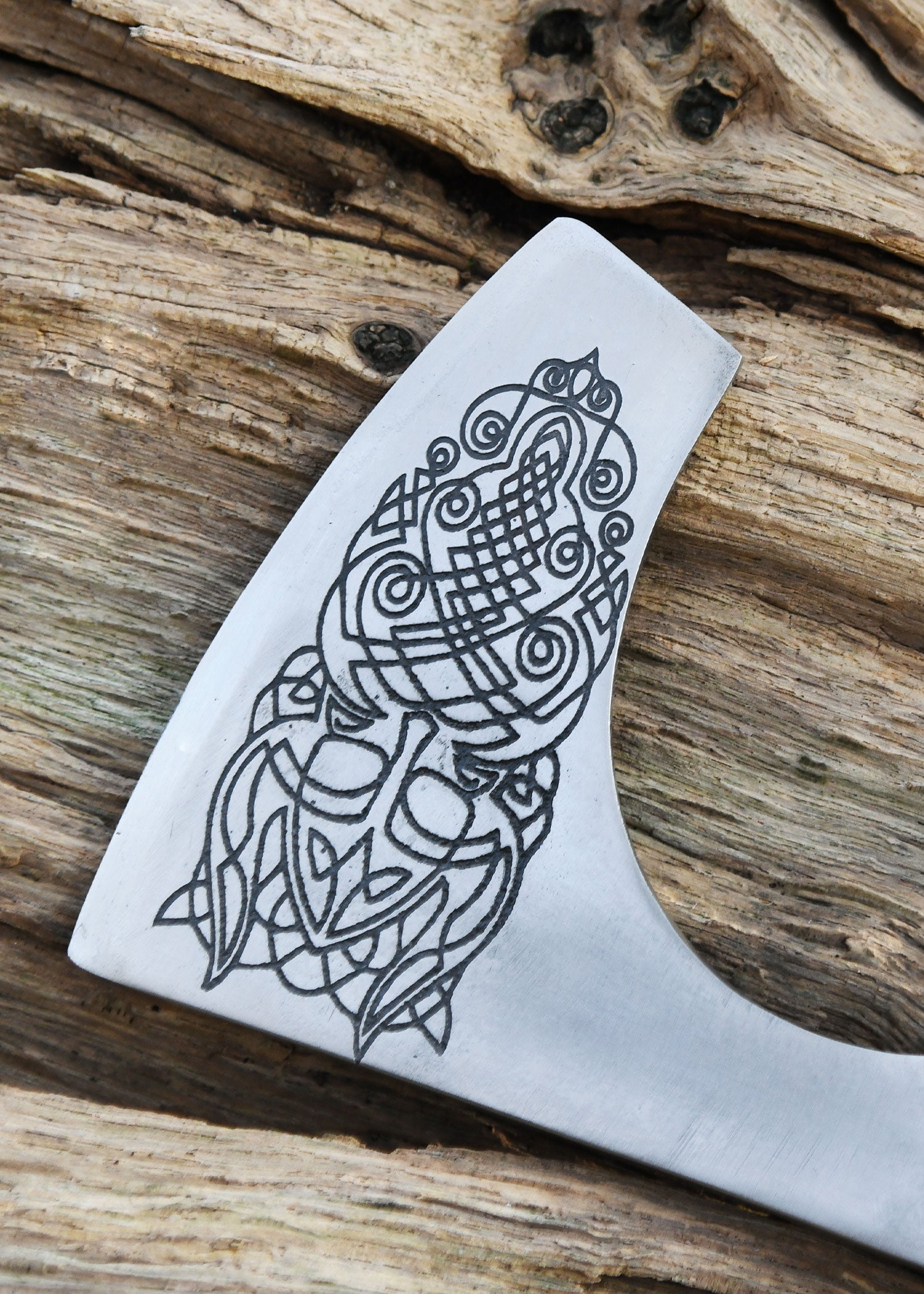 Imagen única de: Hacha Vikinga Fabricada En Acero Fundido, Tipo C, Con Grabado Y Forrado En Cuero.