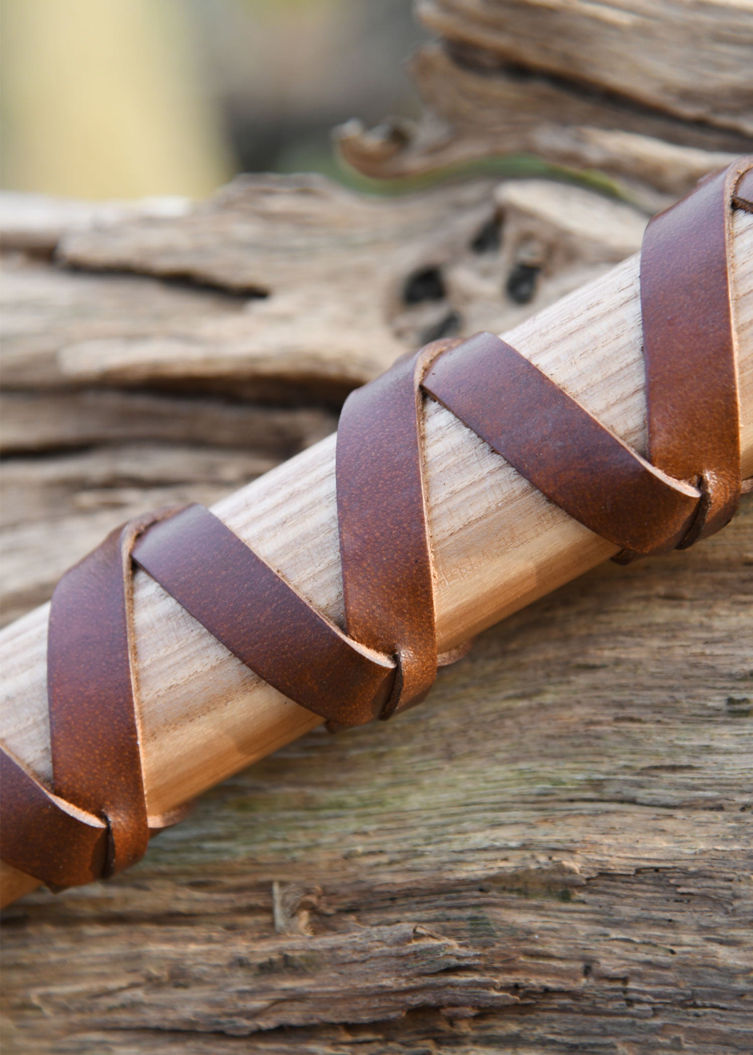 Imagen única de: Hacha Vikinga Fabricada En Acero Fundido, Tipo C, Con Grabado Y Forrado En Cuero.