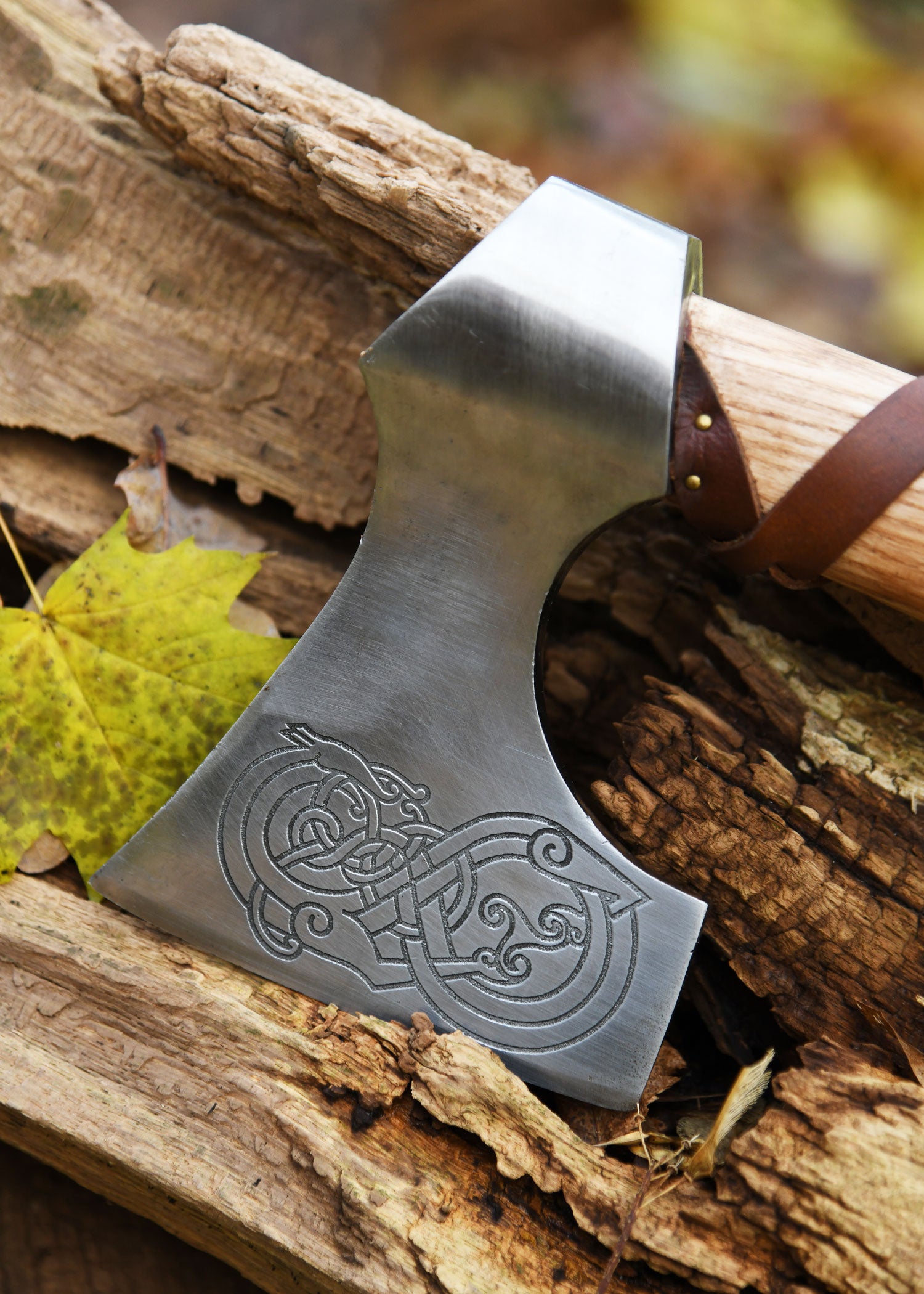 Imagen única de: Hacha Vikinga Fabricada En Acero Fundido, Tipo D, Con Grabado Y Forrado En Cuero.