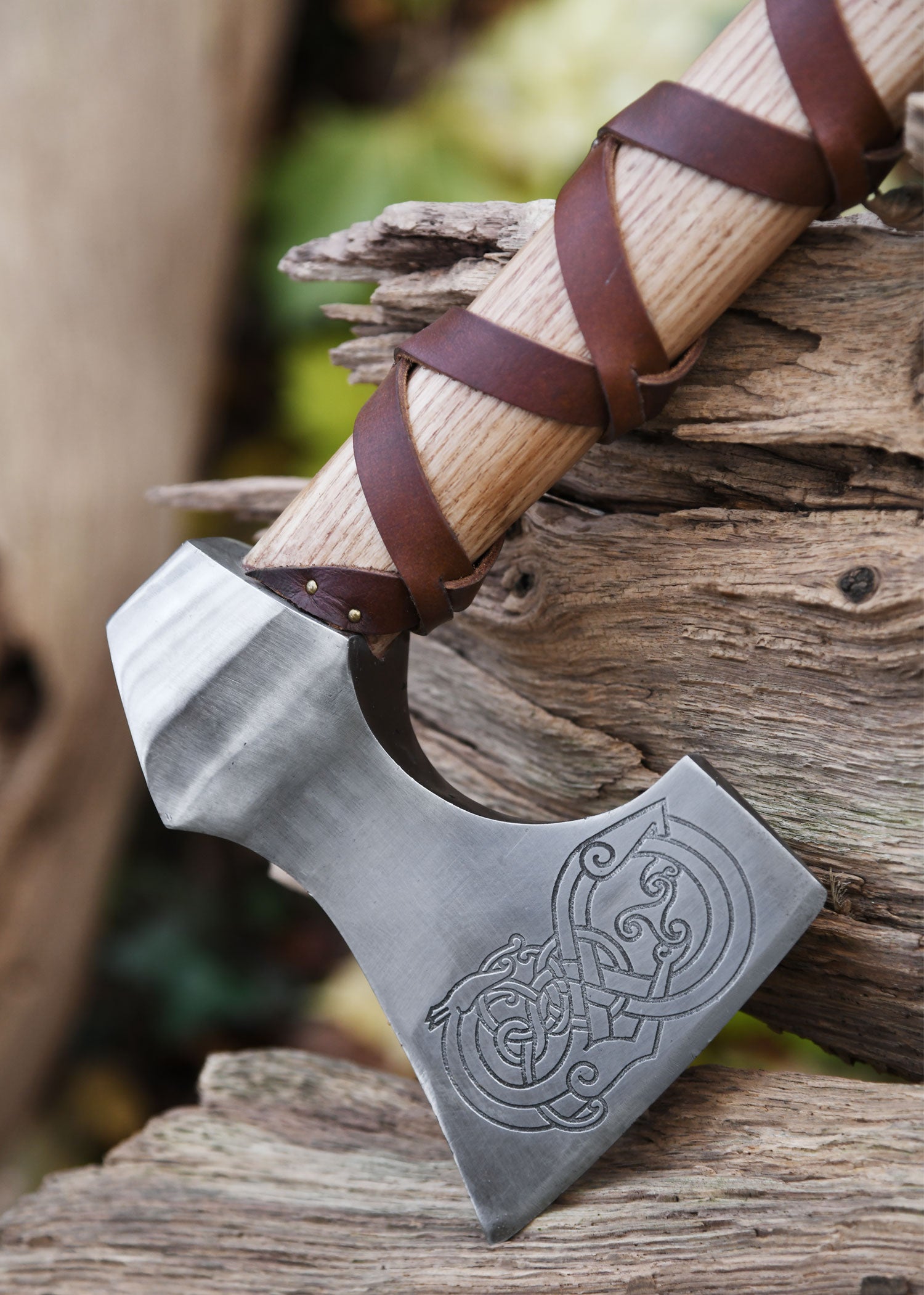 Imagen única de: Hacha Vikinga Fabricada En Acero Fundido, Tipo D, Con Grabado Y Forrado En Cuero.