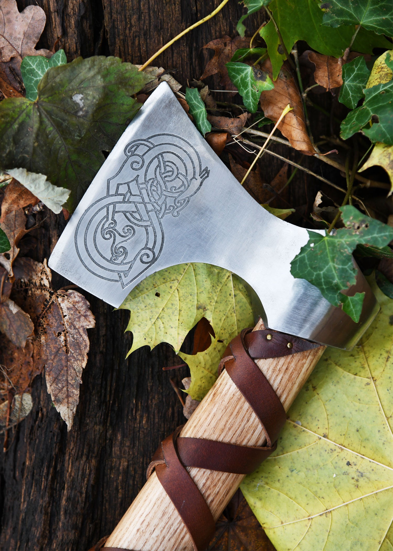Imagen única de: Hacha Vikinga Fabricada En Acero Fundido, Tipo D, Con Grabado Y Forrado En Cuero.