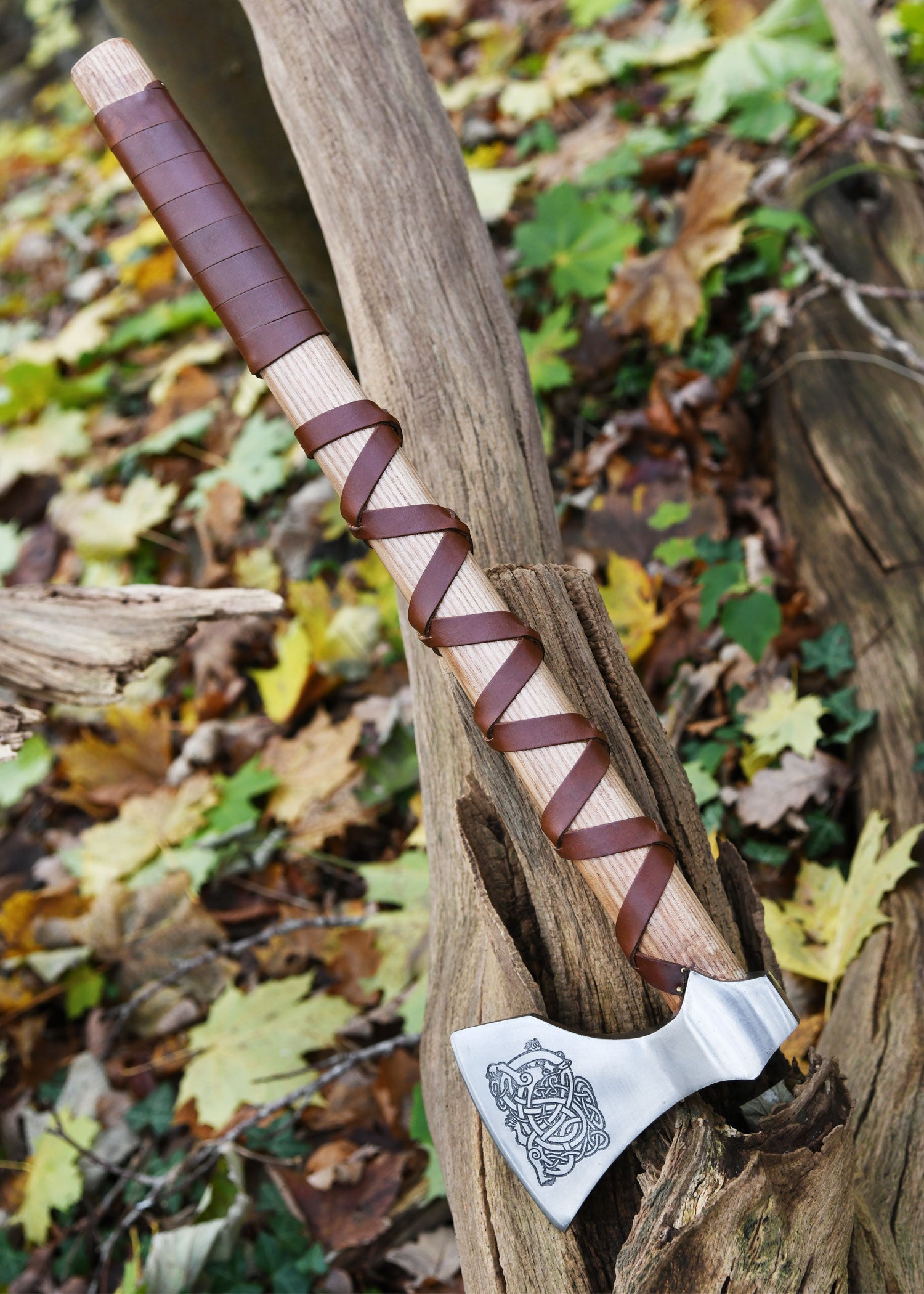 Imagen única de: Hacha Vikinga Fabricada En Acero Fundido, Tipo E, Con Grabado Y Forrado En Cuero.