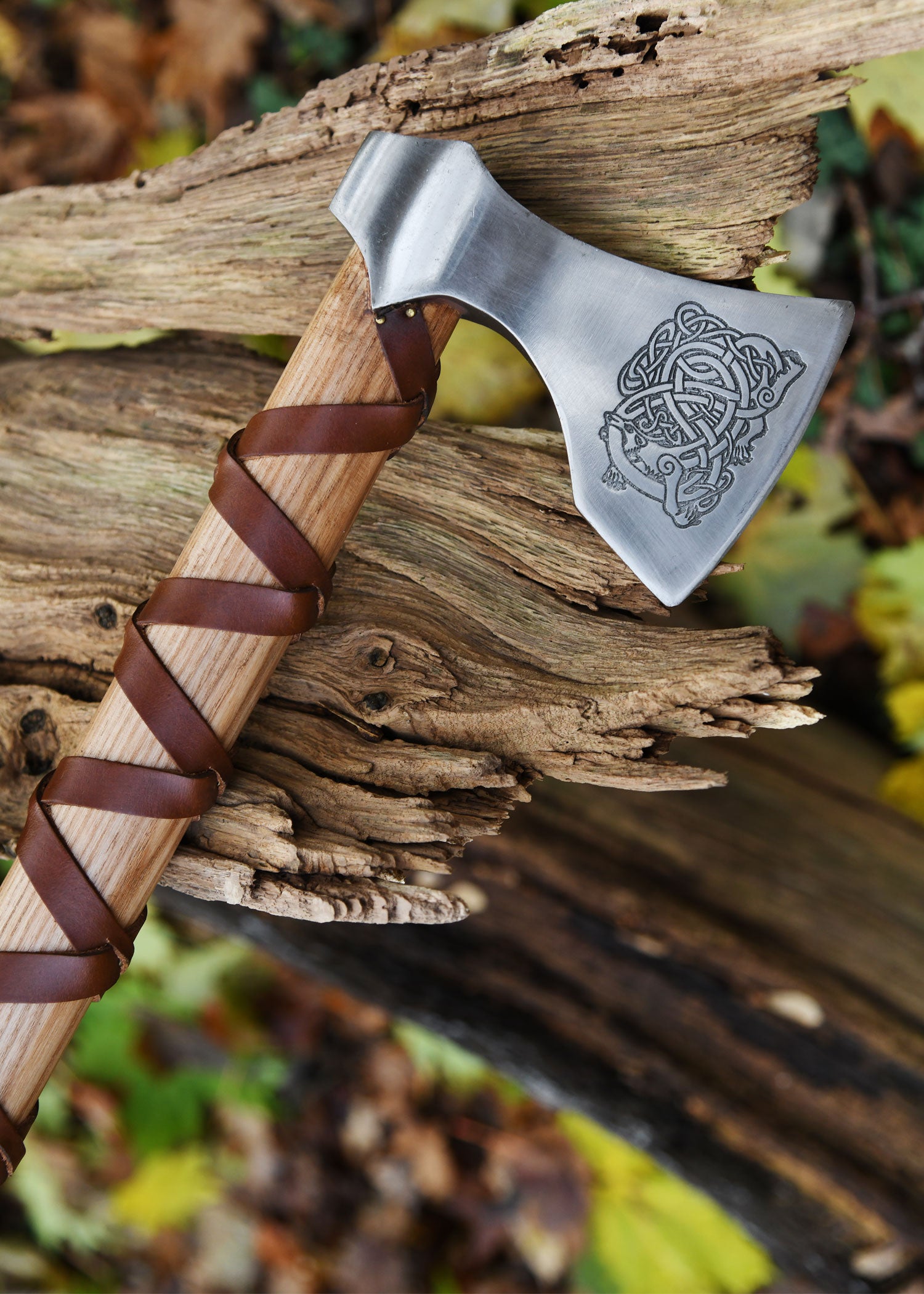 Imagen única de: Hacha Vikinga Fabricada En Acero Fundido, Tipo E, Con Grabado Y Forrado En Cuero.